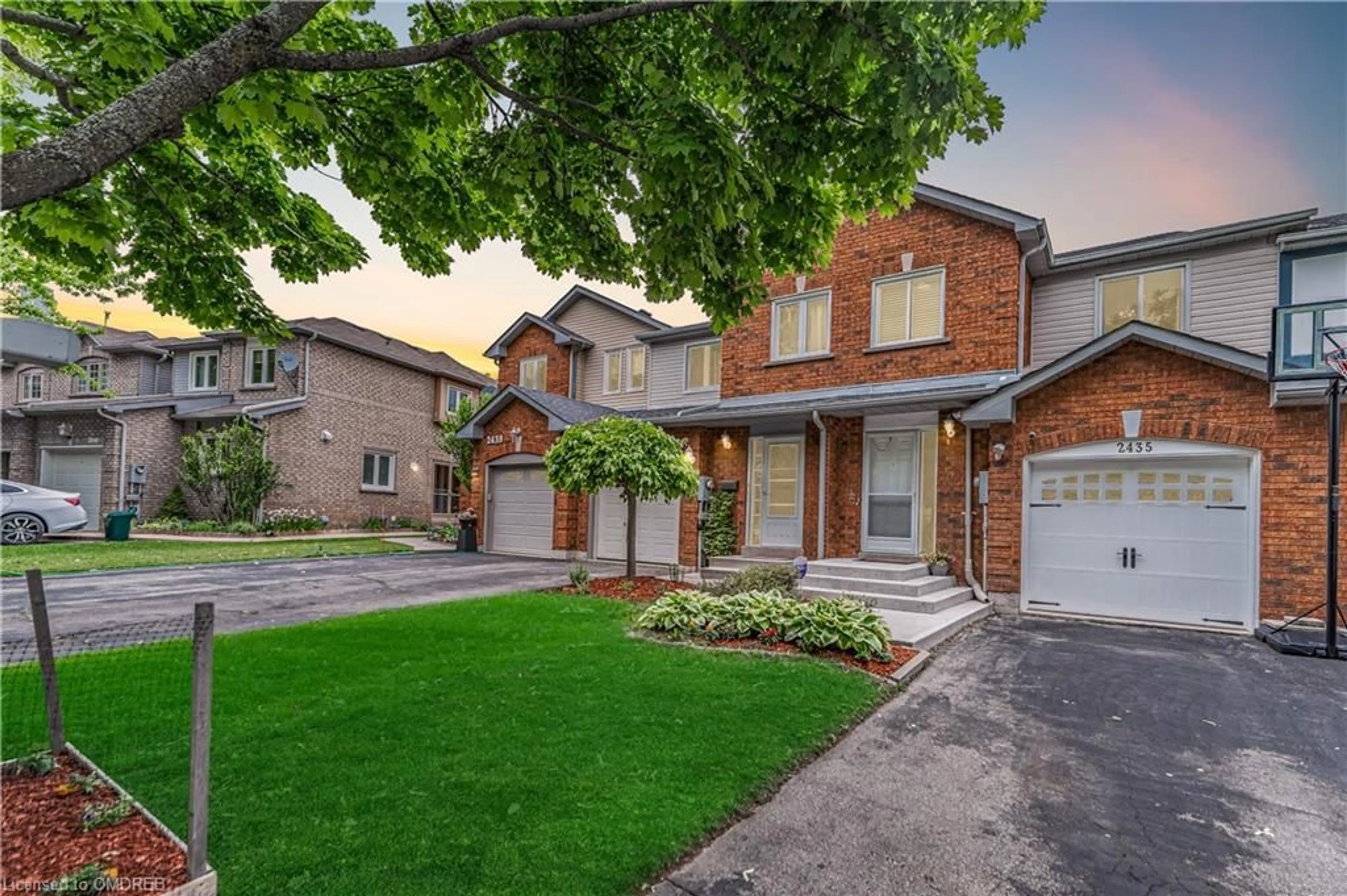 Home with brick exterior material for 2435 Stefi Trail, Oakville Ontario L6H 5Y4