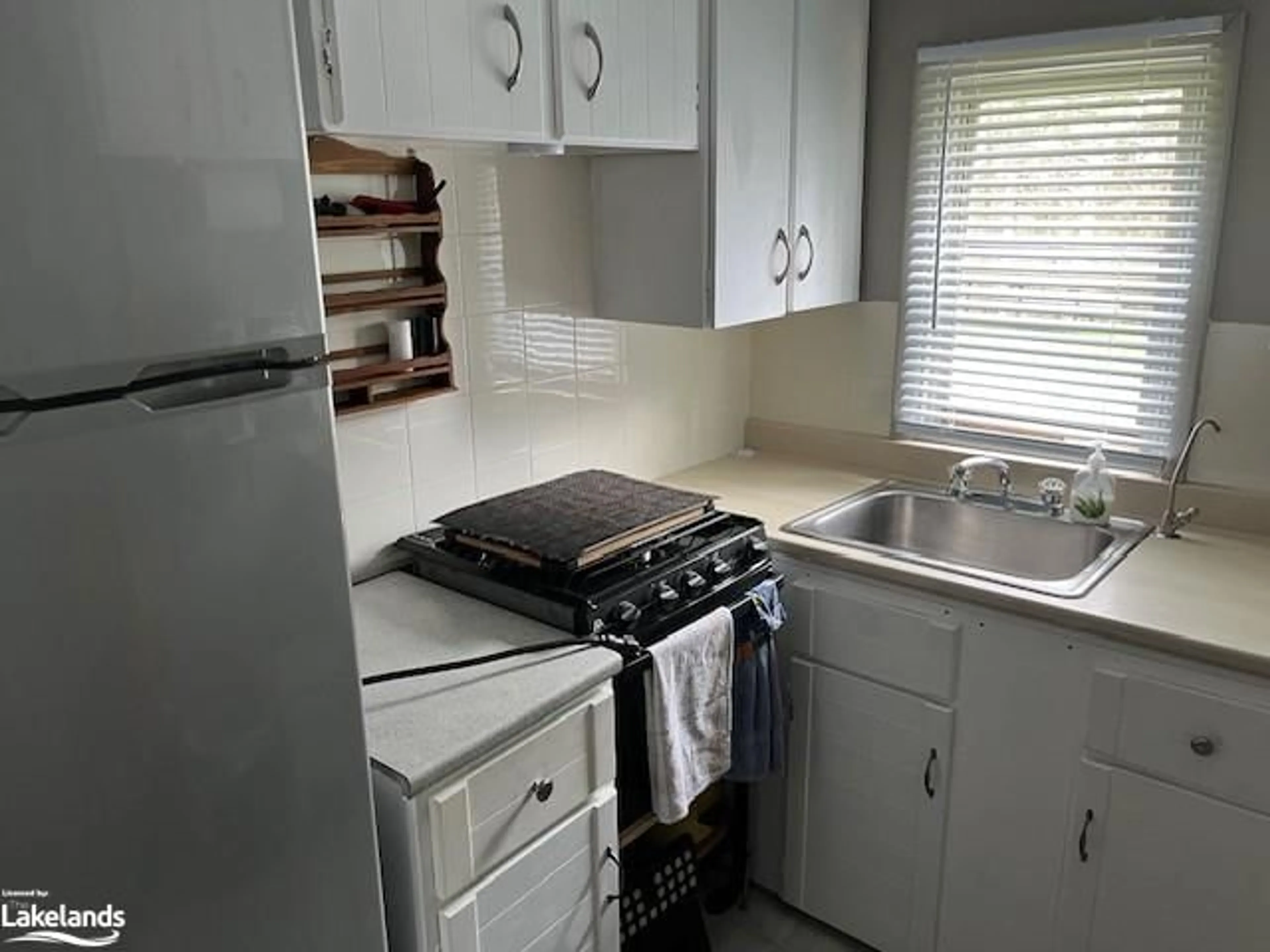 Standard kitchen for 77 Thunder Bridge Rd, Machar Ontario P0A 1X0