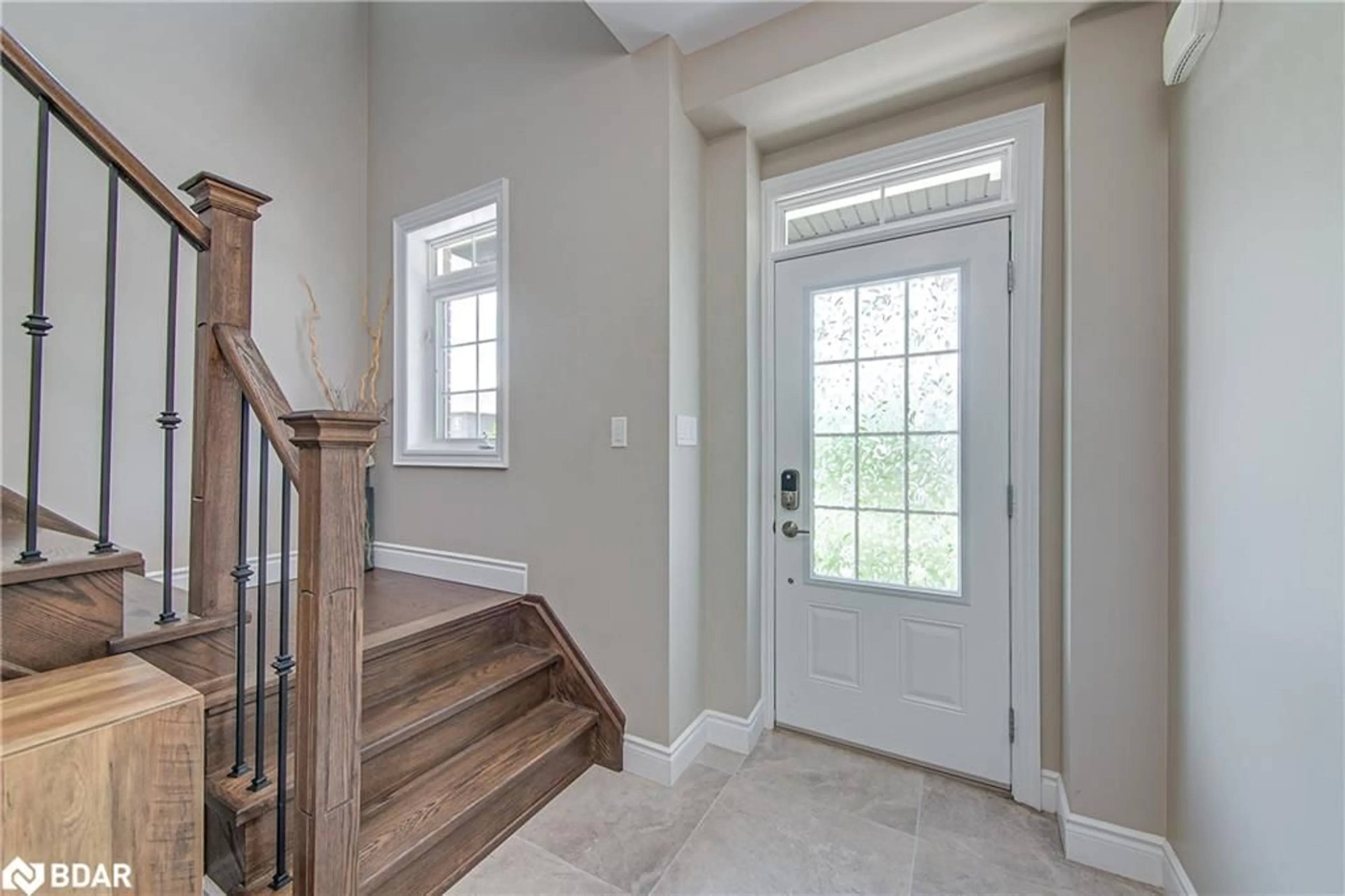 Indoor entryway for 165 Bishop Dr, Barrie Ontario L4N 6X5