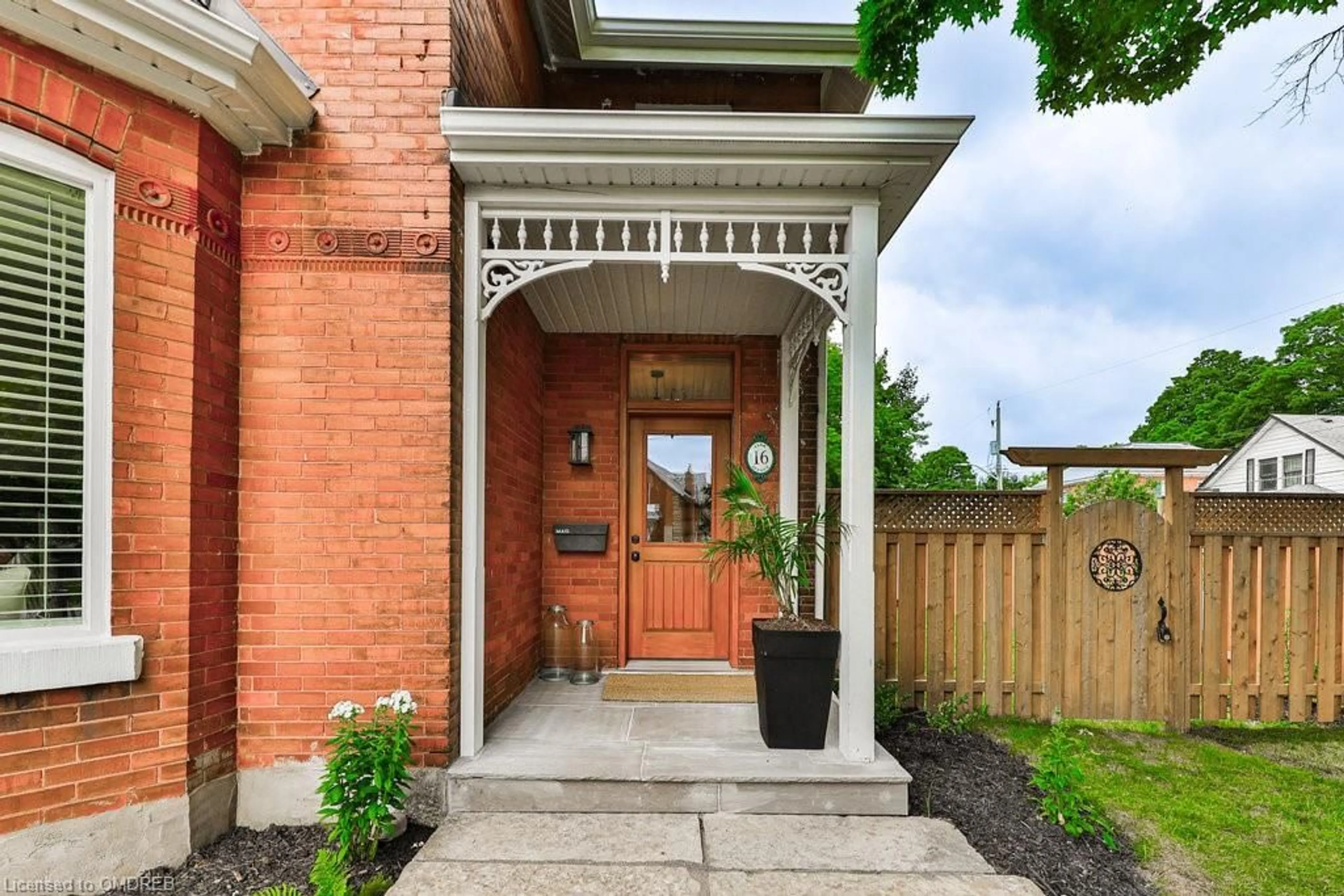 Indoor entryway for 16 Park Ave, Acton Ontario L7J 1Y4