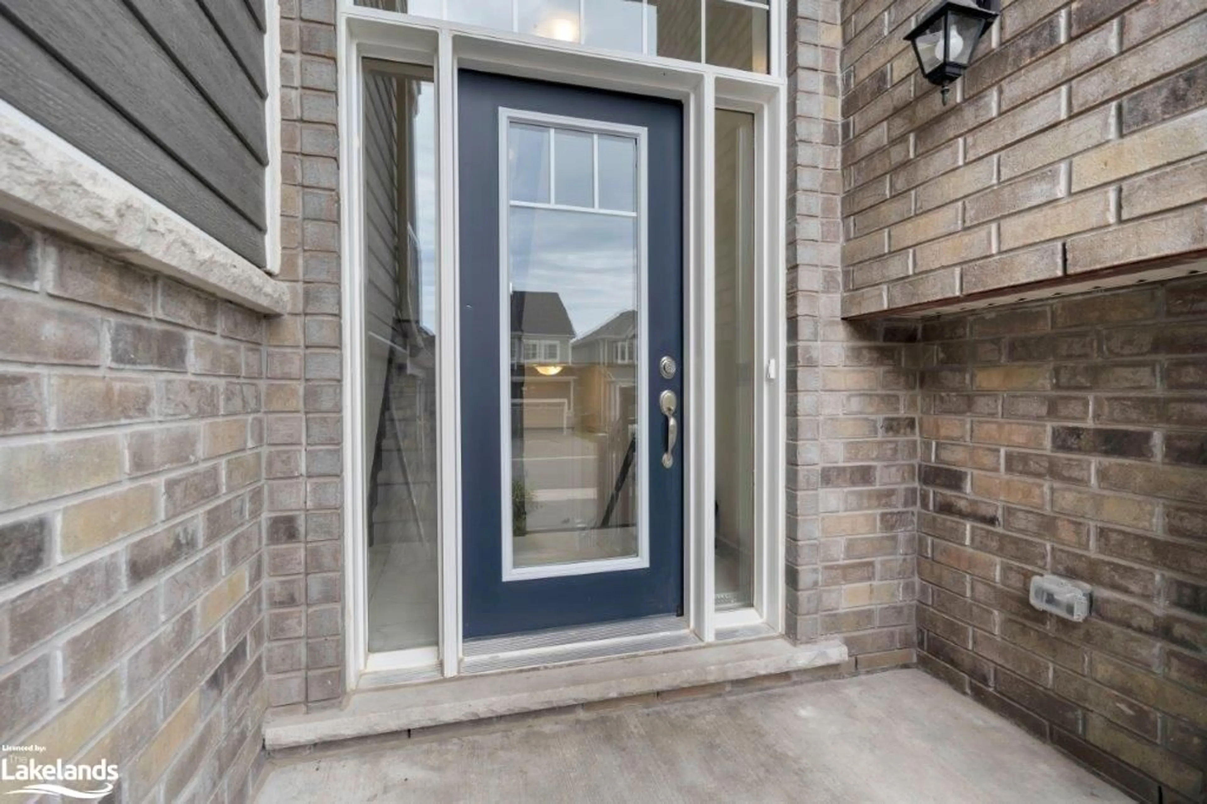 Indoor entryway for 18 Hills Thistle Dr, Wasaga Beach Ontario L9Z 0J3