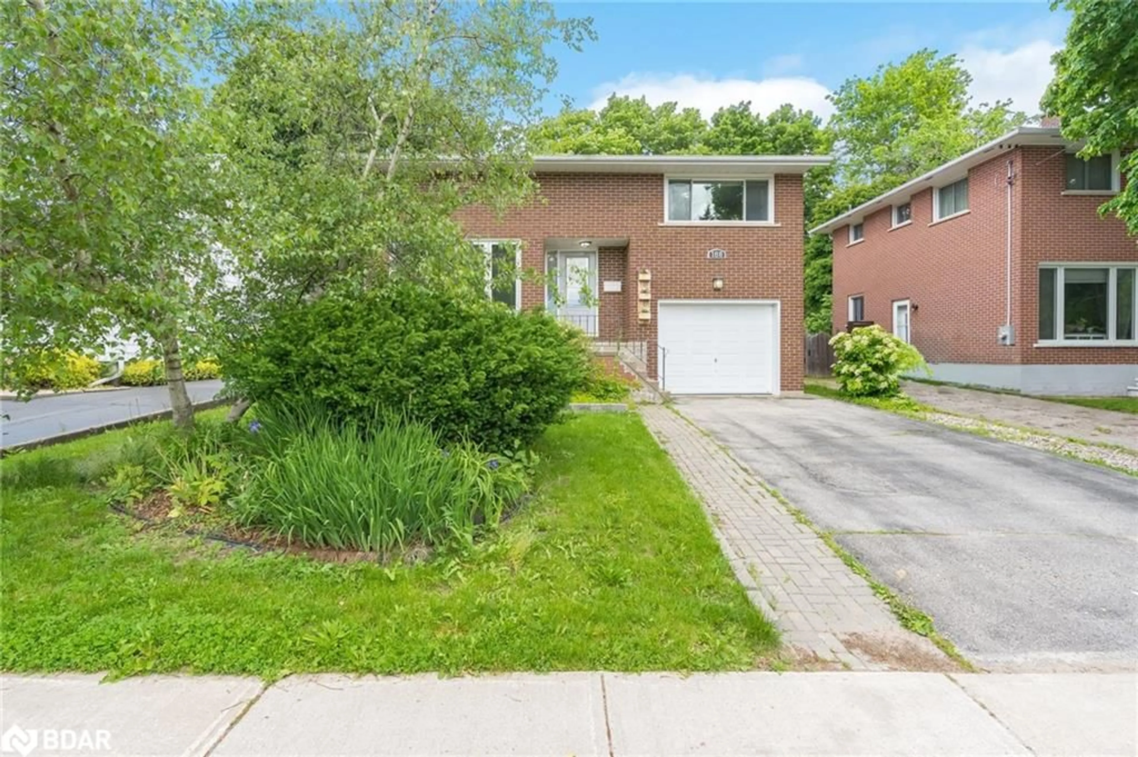 Frontside or backside of a home for 188 Napier St, Barrie Ontario L4M 1W8