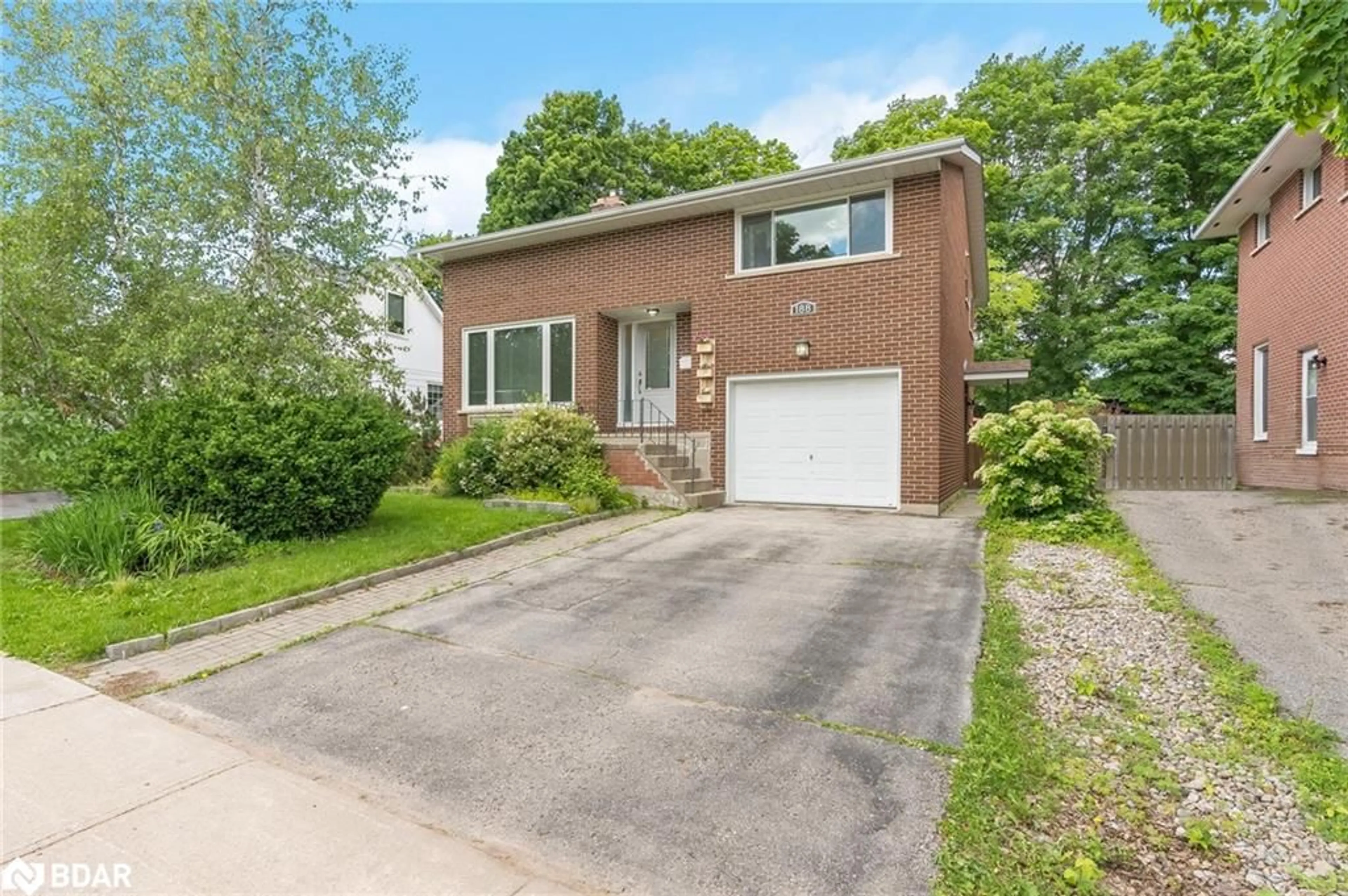 Frontside or backside of a home for 188 Napier St, Barrie Ontario L4M 1W8