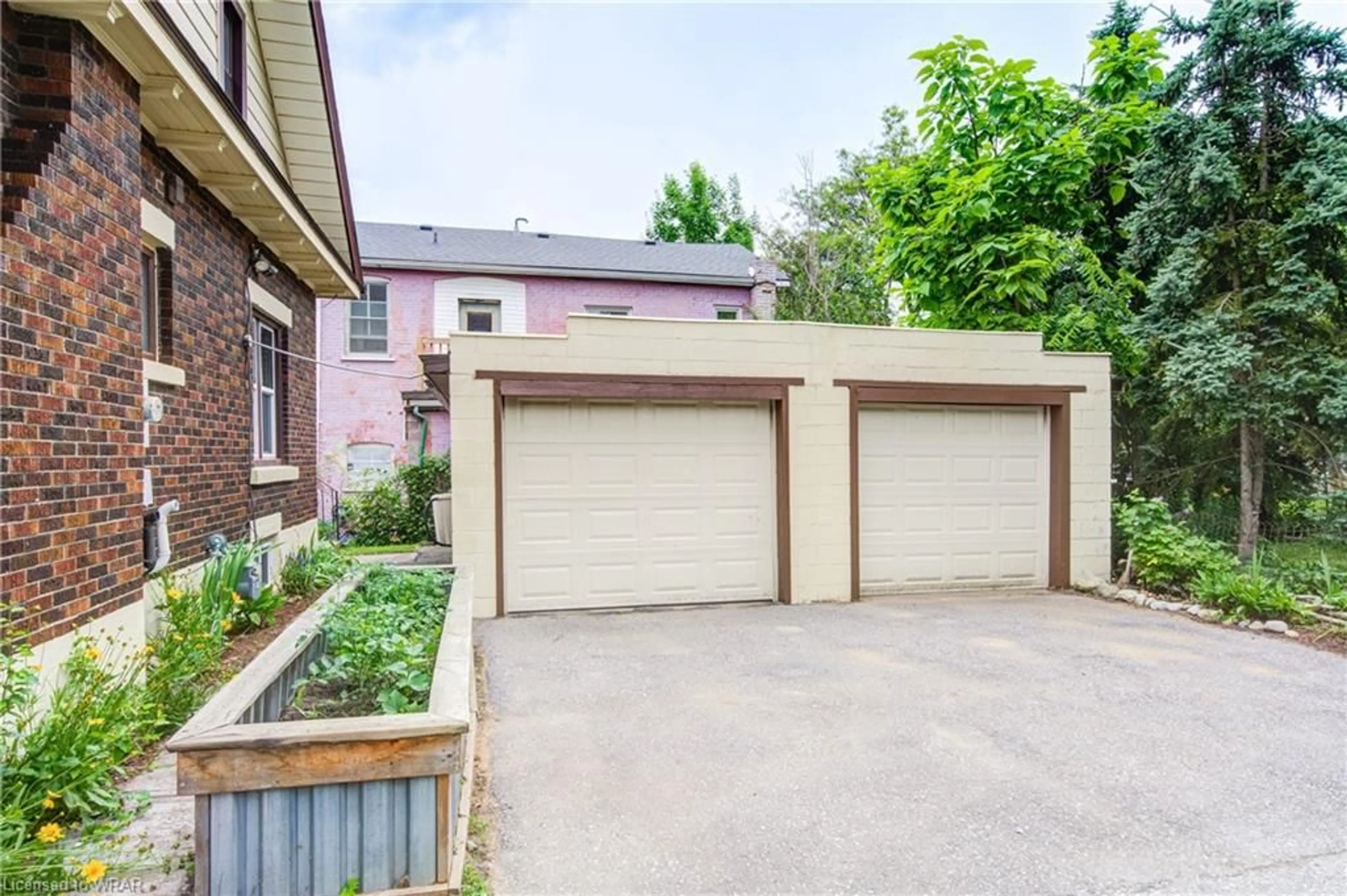 Indoor garage for 35 Brock St, Woodstock Ontario N4S 3B6