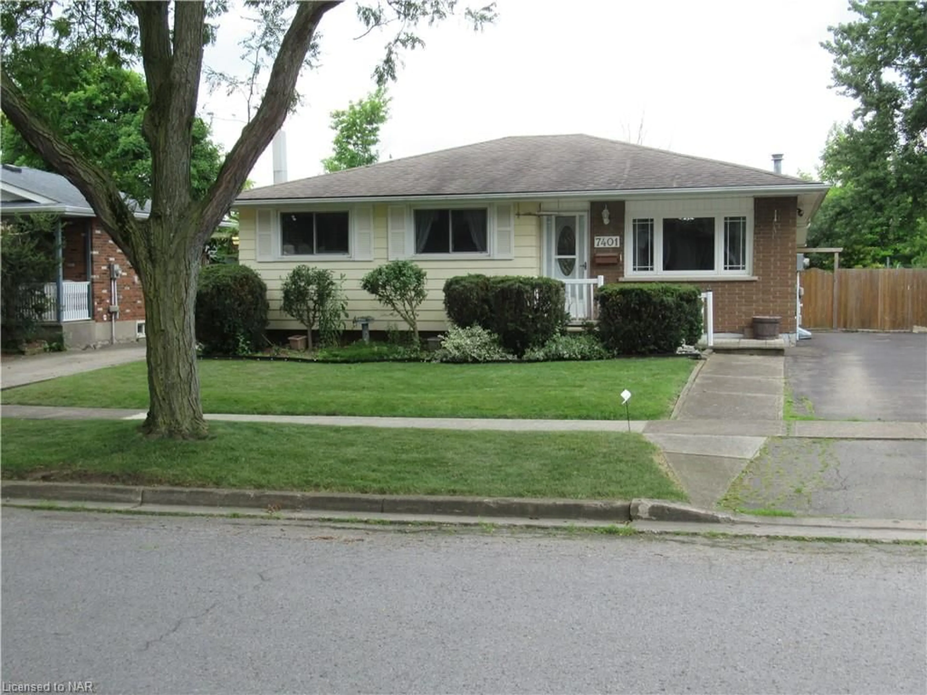 Frontside or backside of a home for 7401 Redhaven Cres, Niagara Falls Ontario L2G 7H6