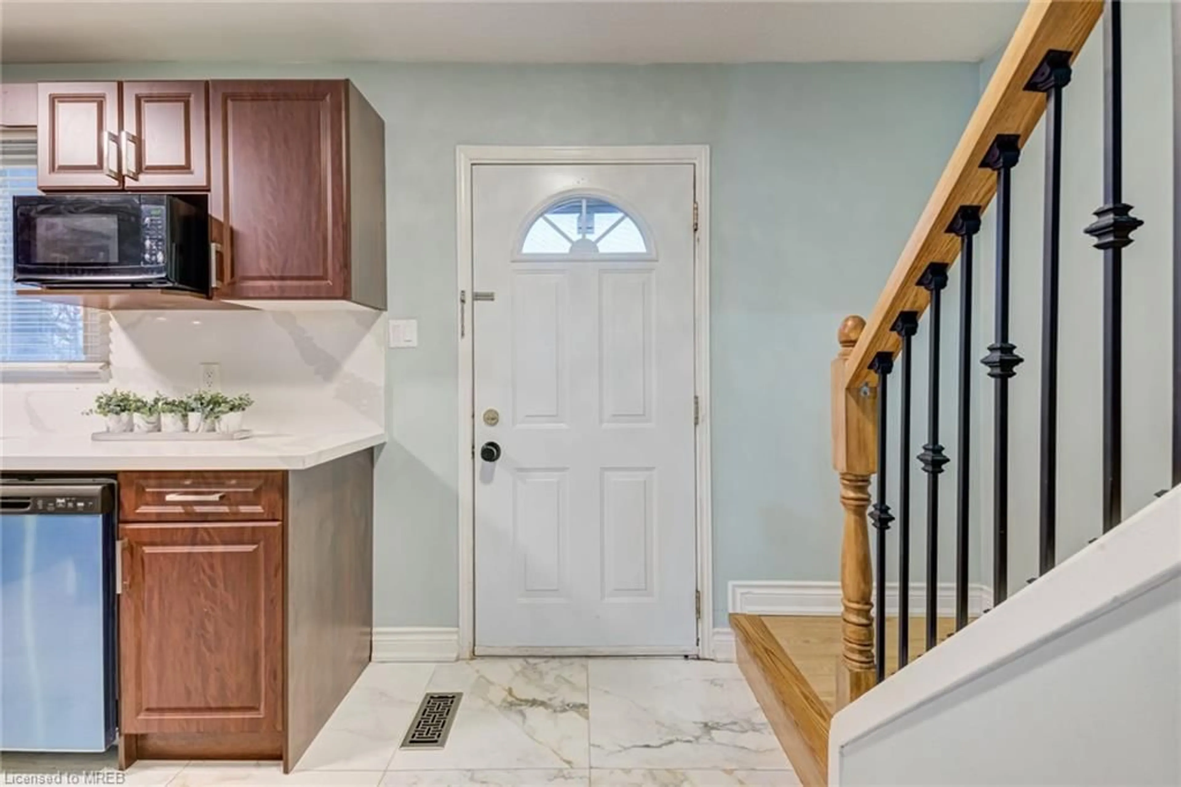 Indoor entryway for 45 Hansen Rd #47, Brampton Ontario L6V 3C5