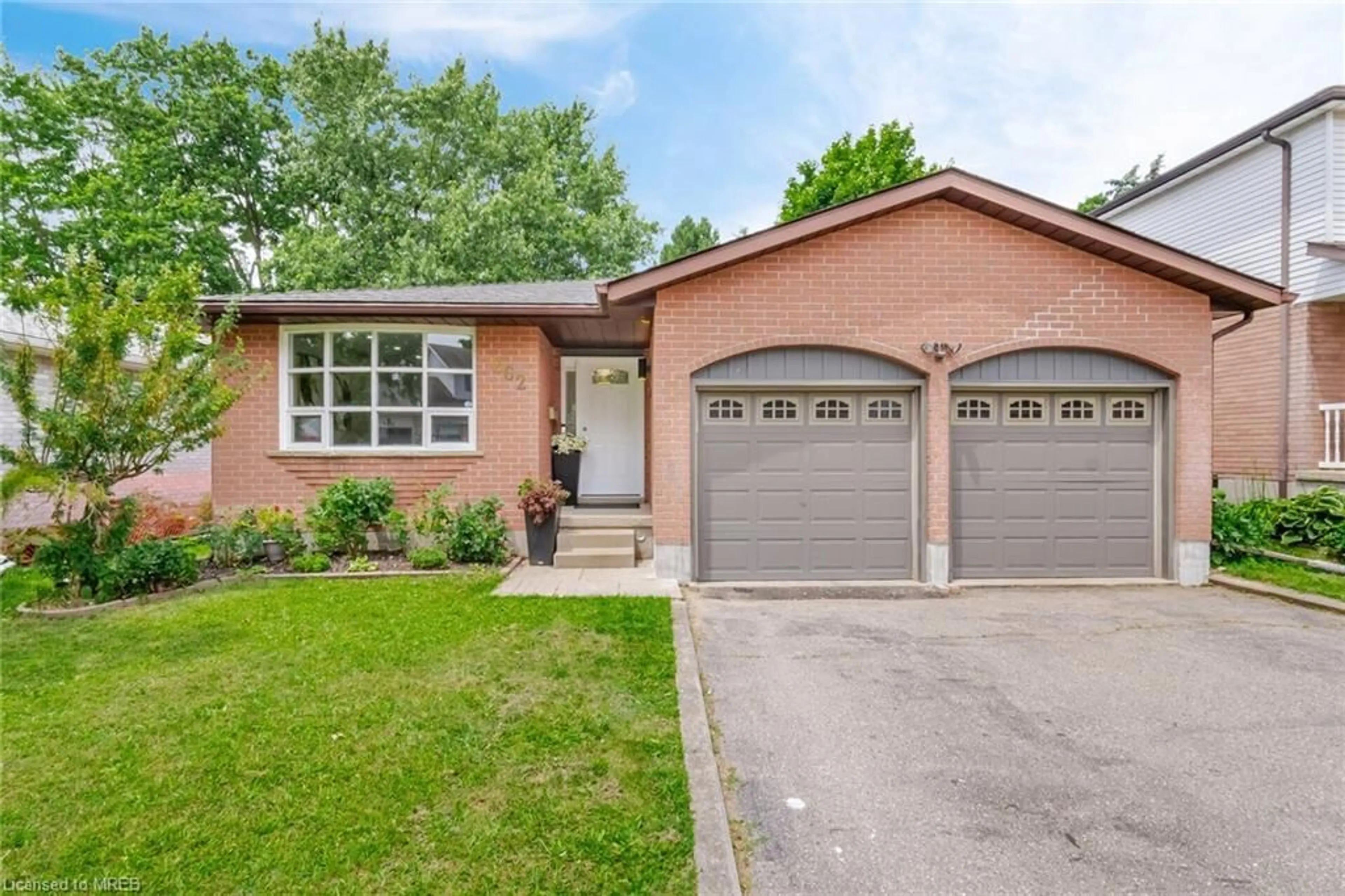 Home with brick exterior material for 262 Tagge Cres, Kitchener Ontario N2K 3R7