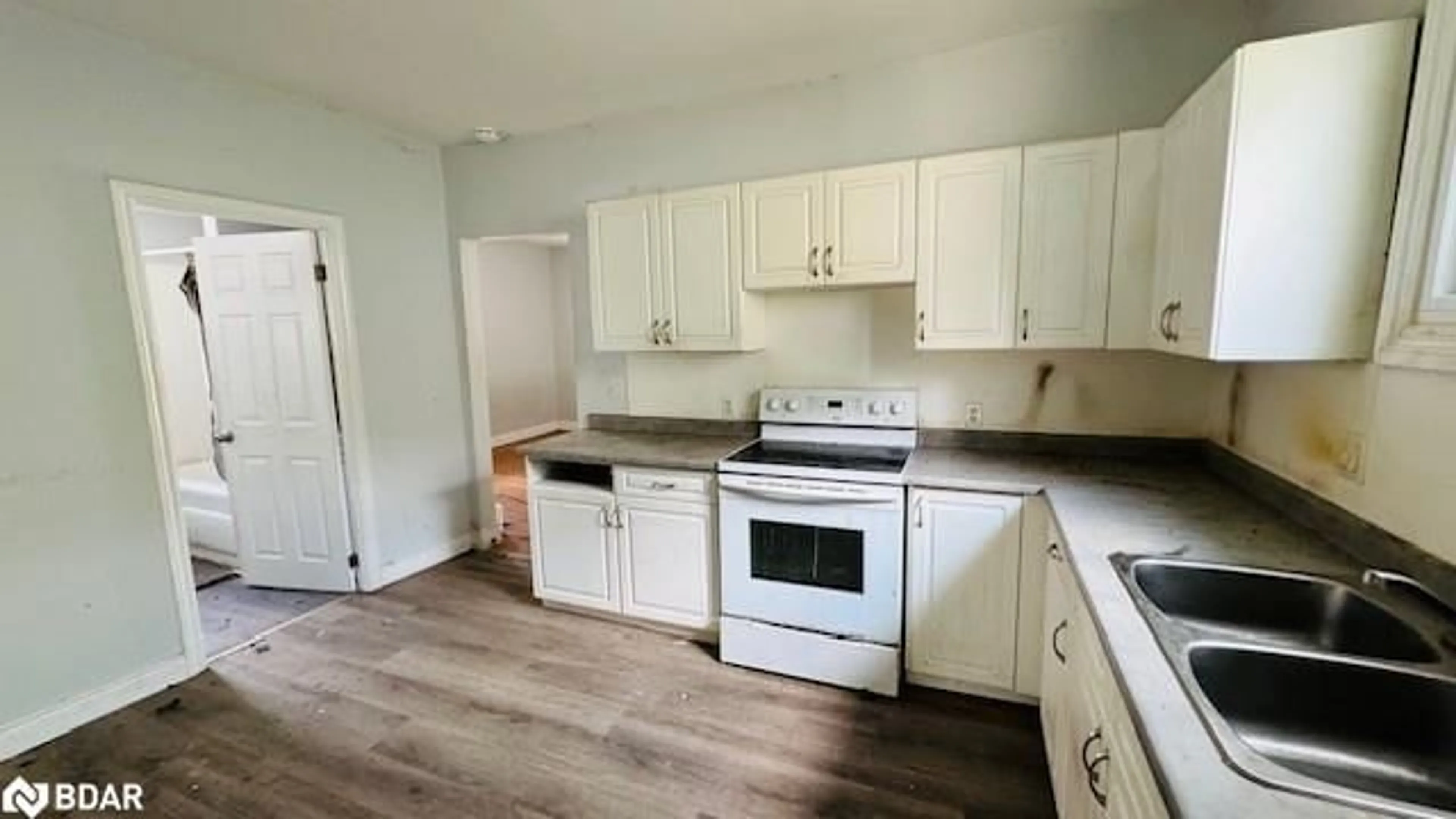 Standard kitchen for 141 Bruce St, Brantford Ontario N3S 4Z2