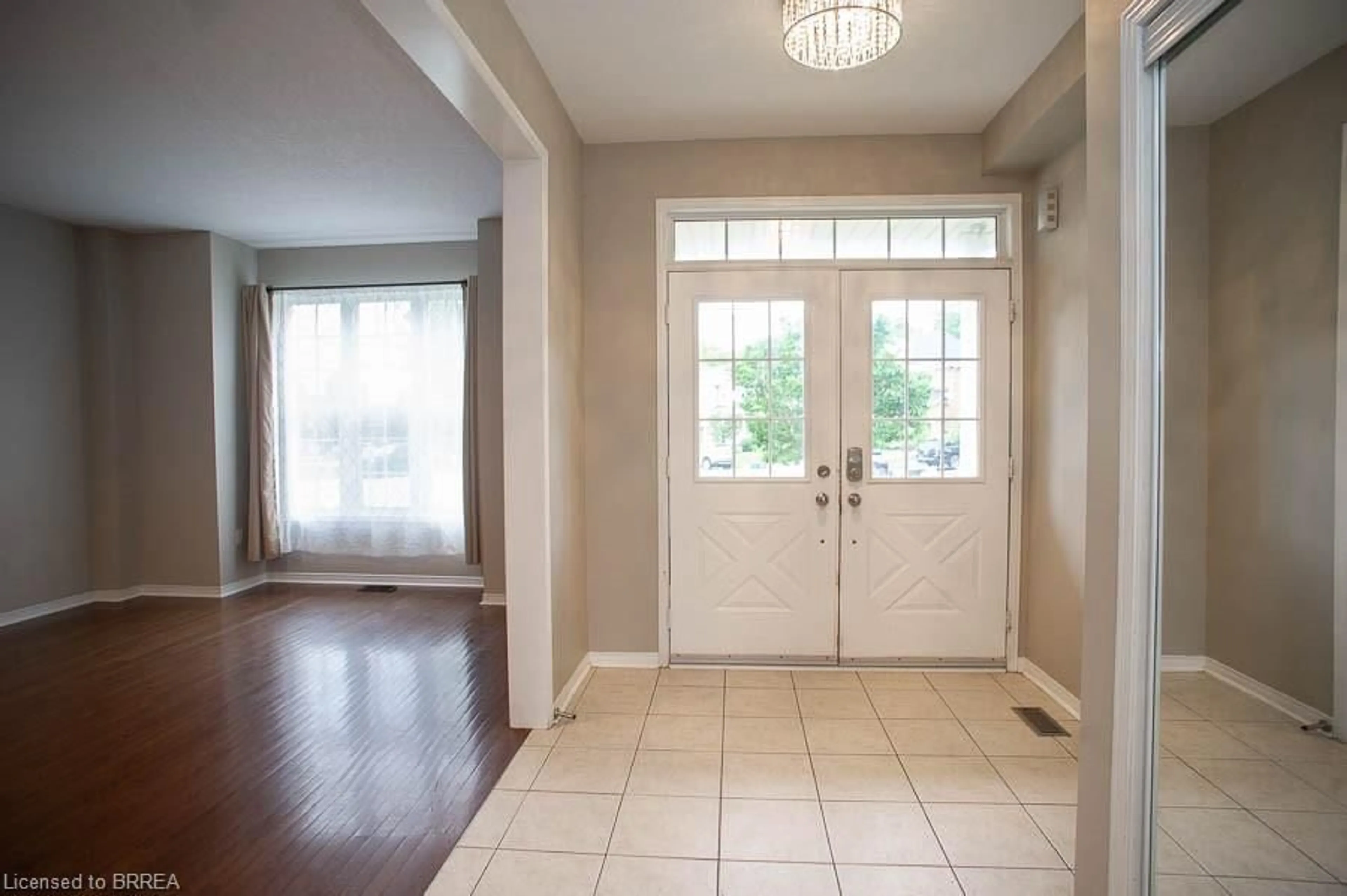 Indoor entryway for 26 Hoodless Crt, Brantford Ontario N3T 0A8