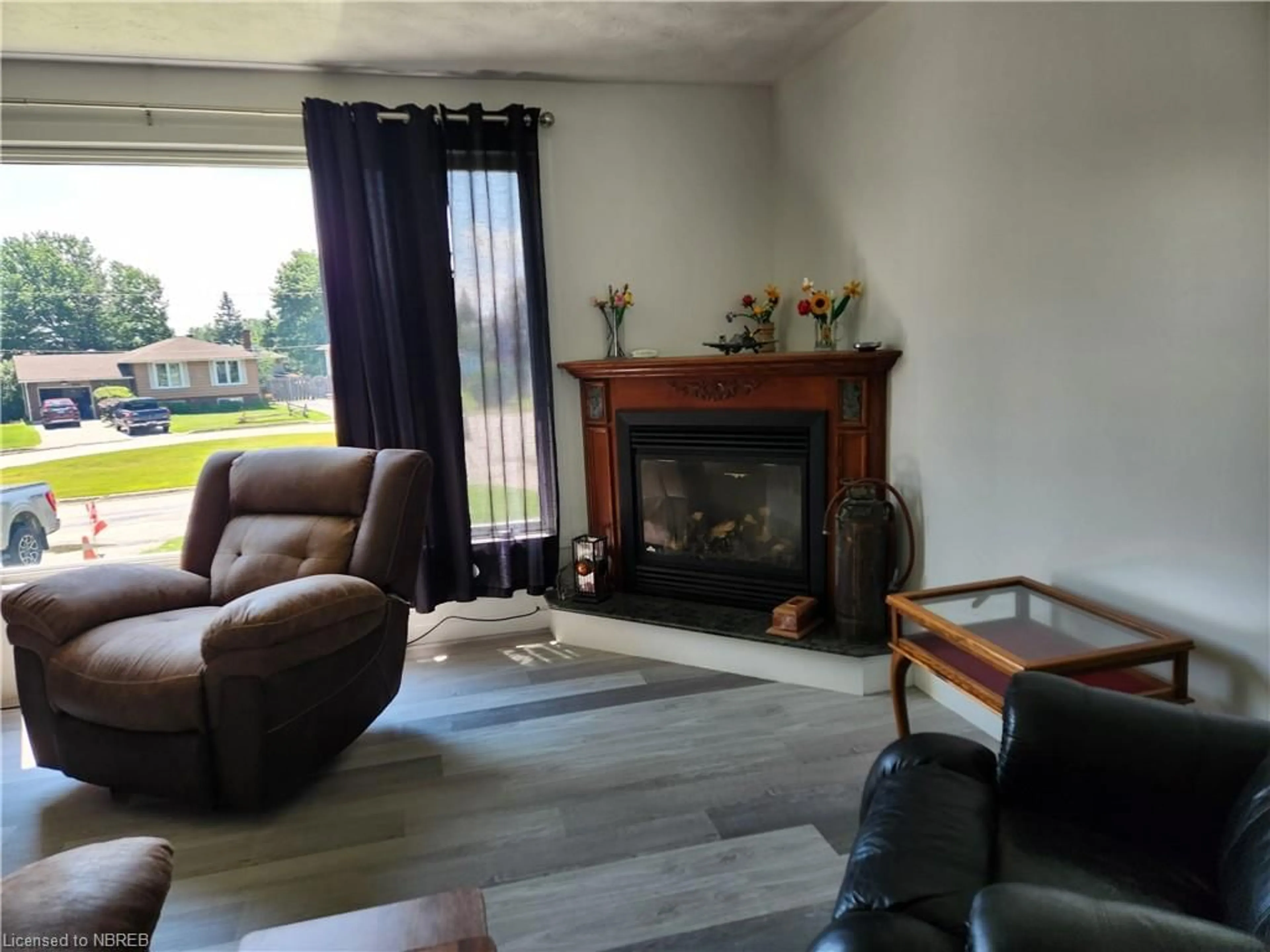 Living room for 230 Crown Cres, North Bay Ontario P1A 3R9