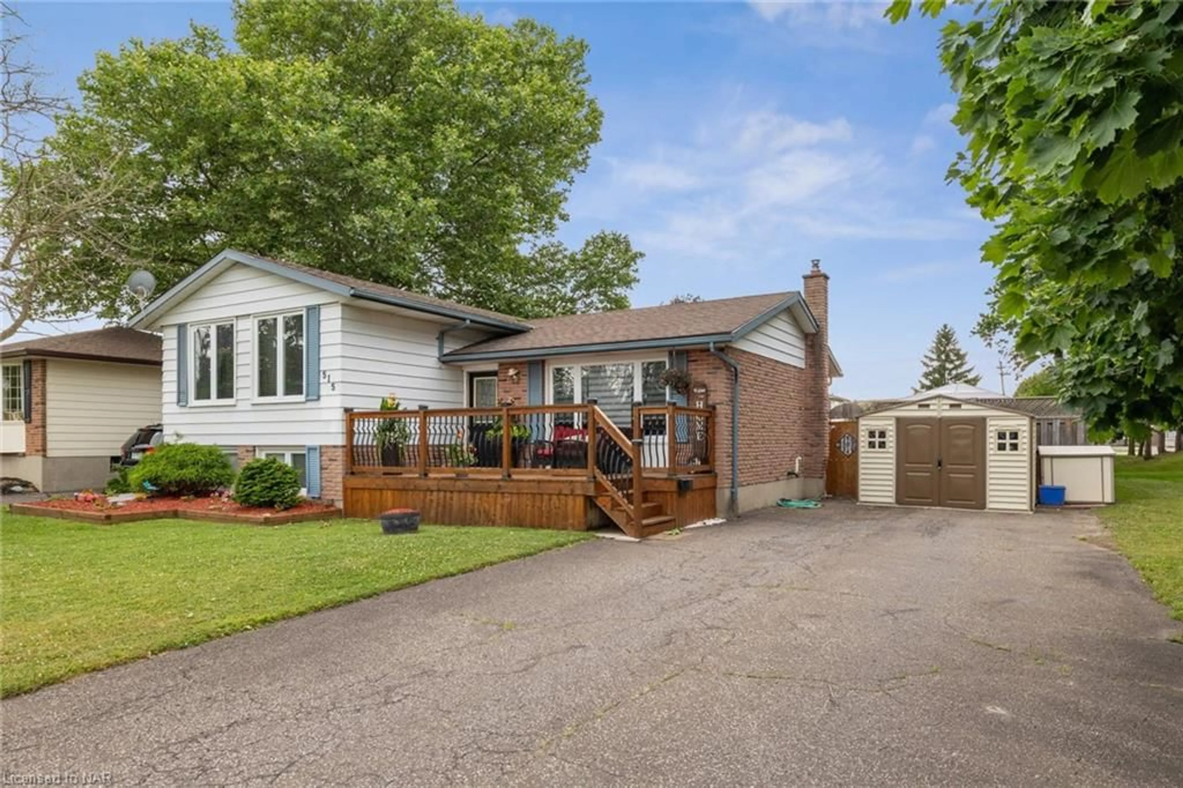 Frontside or backside of a home for 515 Grantham Ave, St. Catharines Ontario L2M 6W2