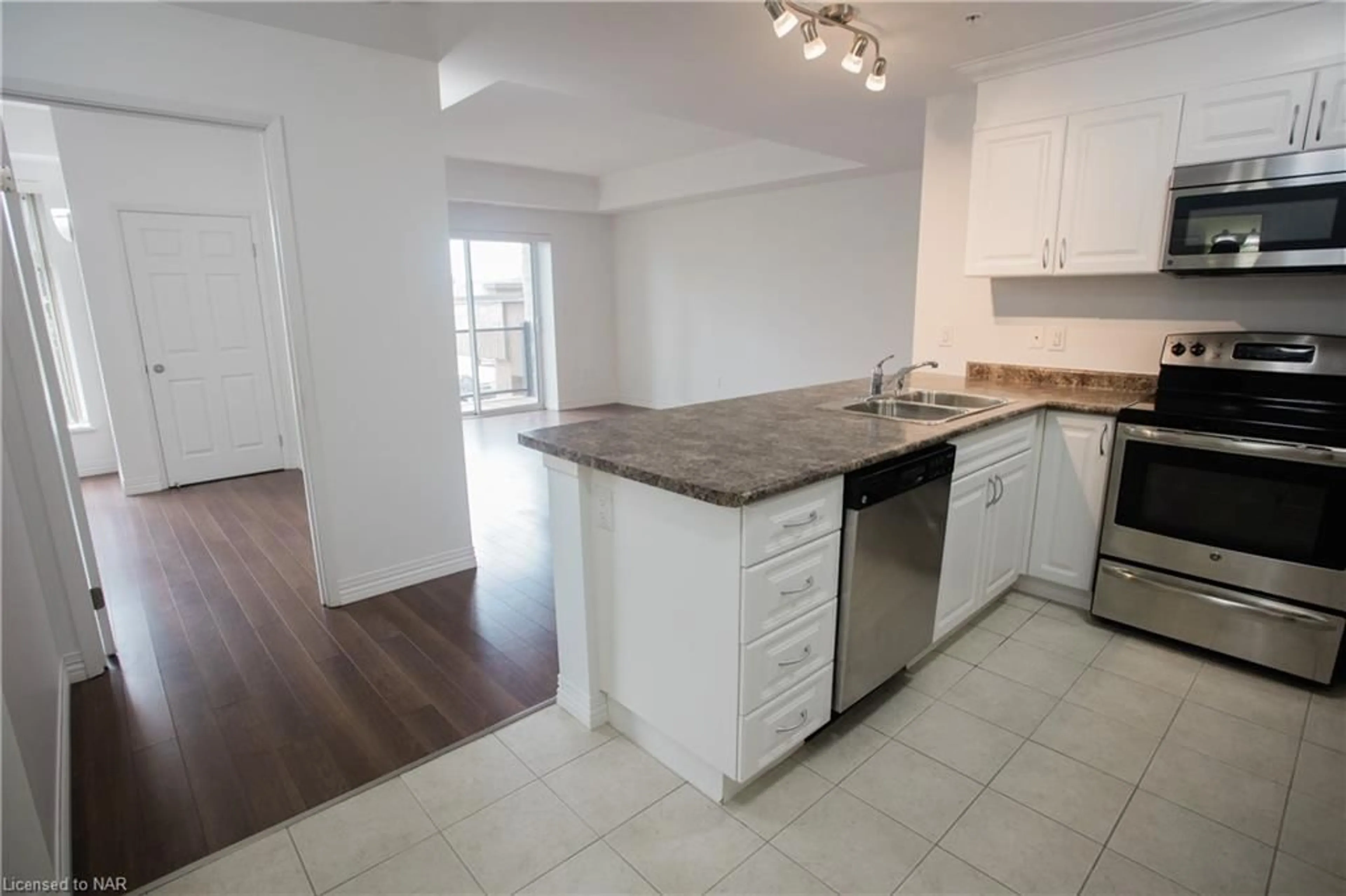 Standard kitchen for 141 Vansickle Rd #201, St. Catharines Ontario L2S 3W4