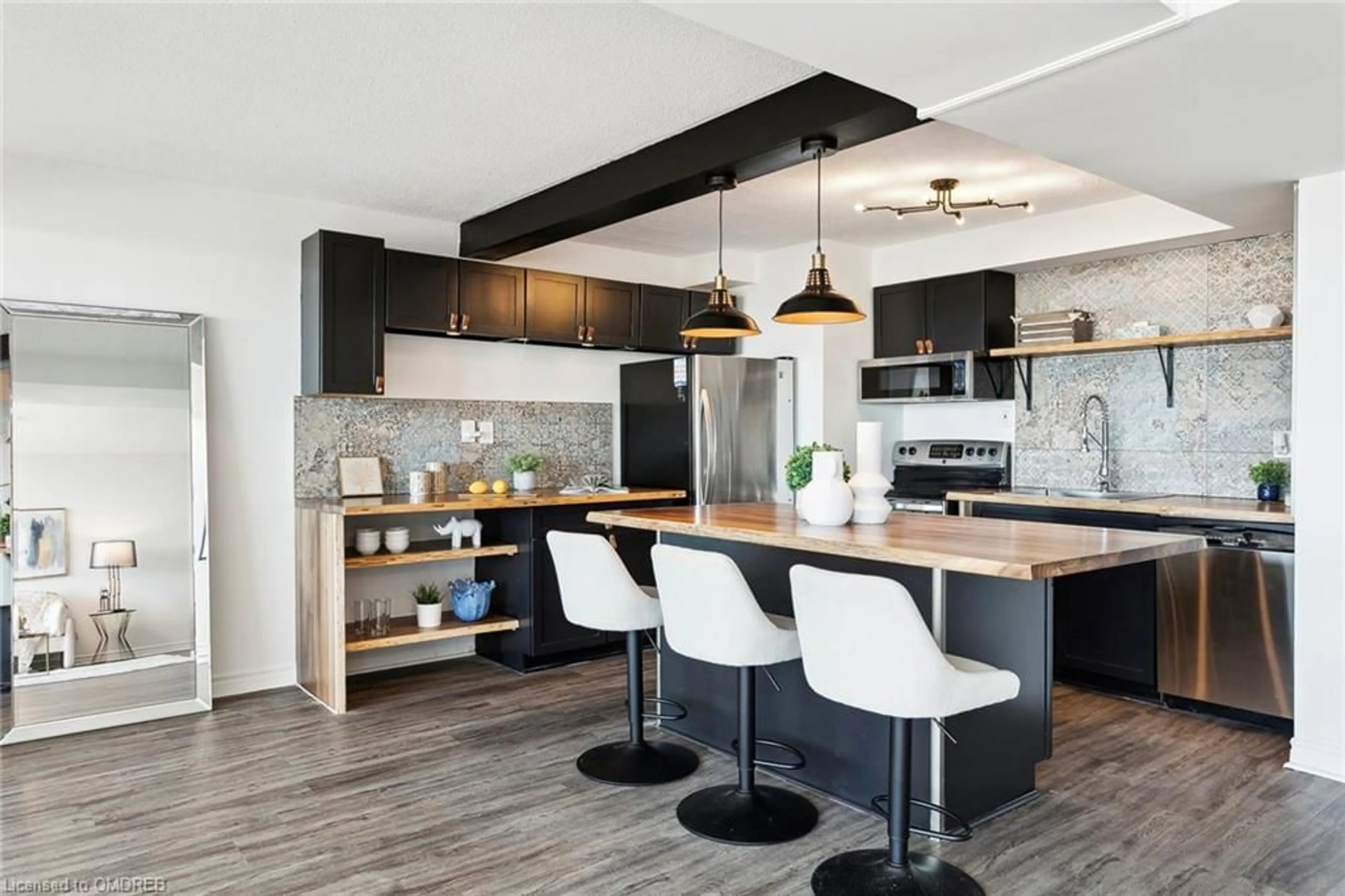 Contemporary kitchen for 25 Fairview Rd #LPH 8, Mississauga Ontario L5B 3Y8