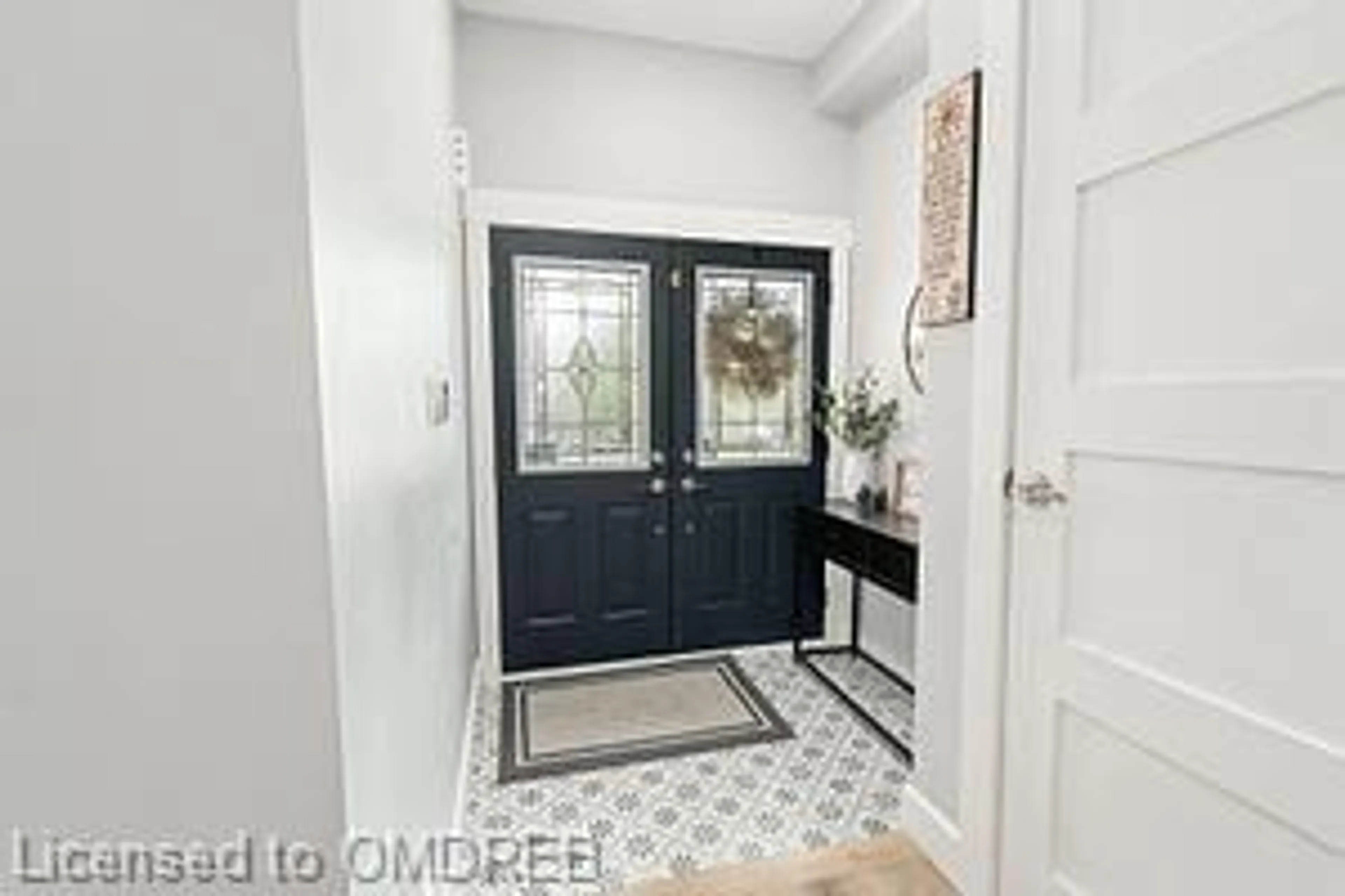 Indoor entryway for 48 Meadowlark Dr, Georgetown Ontario L7G 6N5