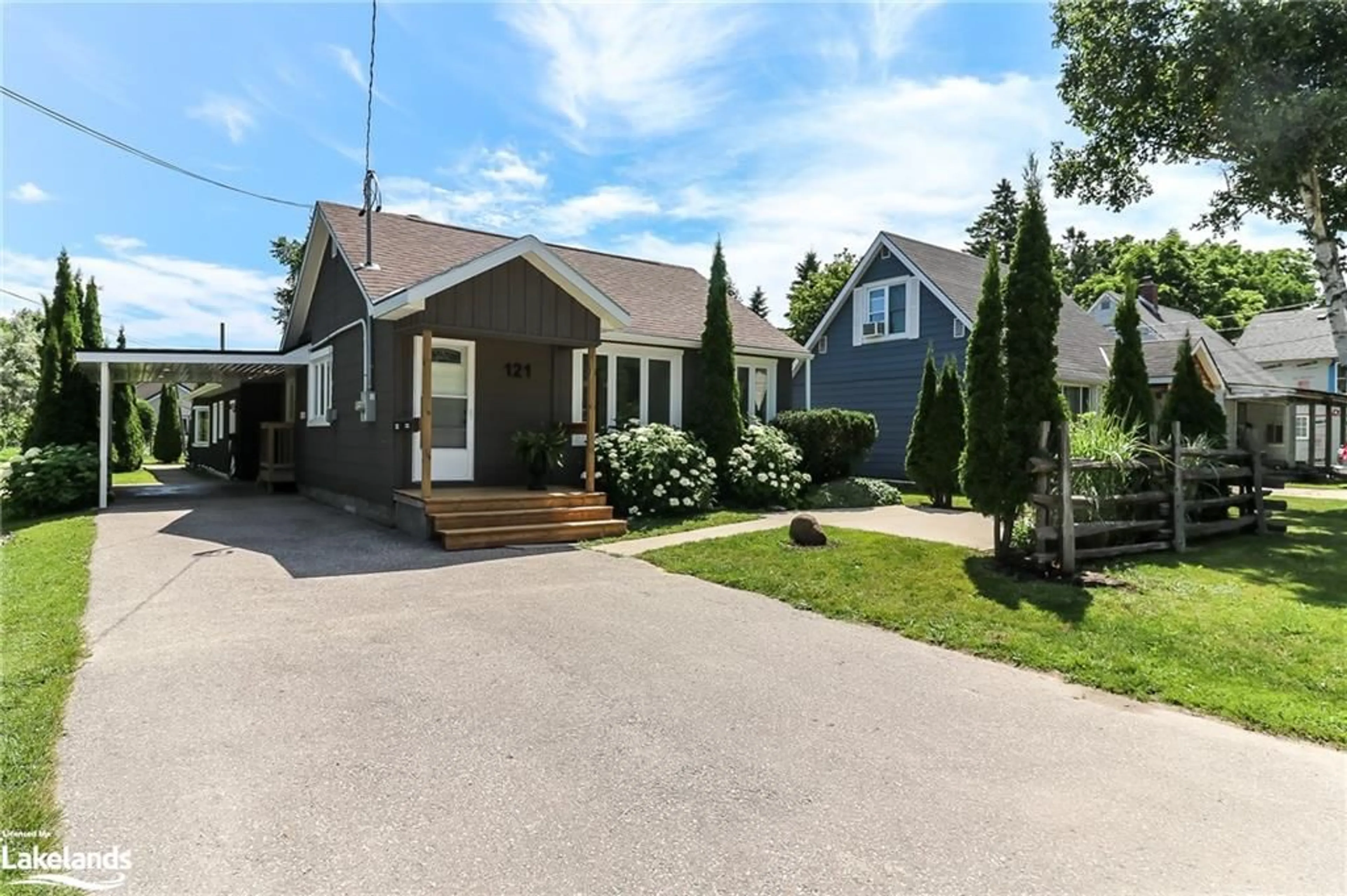 Frontside or backside of a home for 121 Birch St, Collingwood Ontario L9Y 2V4