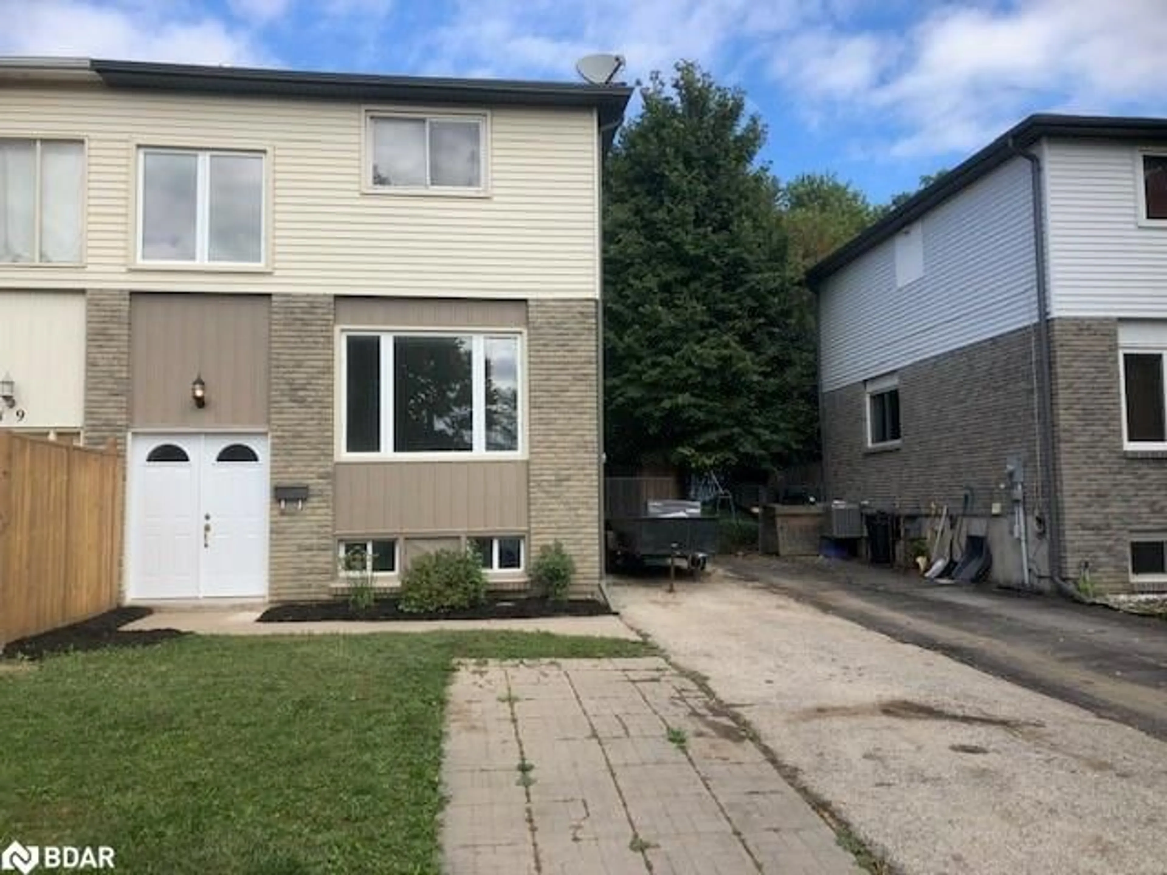 A pic from exterior of the house or condo for 21 Carlton Rd, Barrie Ontario L4M 5K8