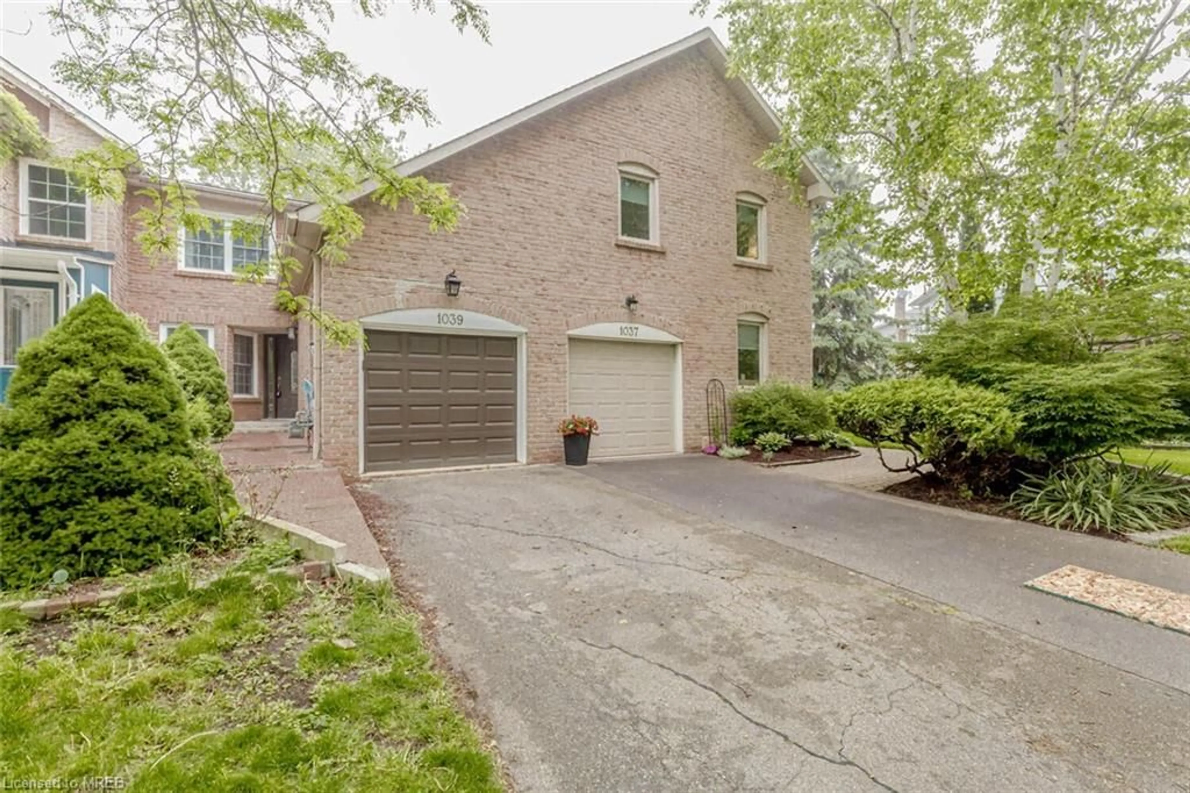 A pic from exterior of the house or condo for 1039 Runnymead Cres, Oakville Ontario L6M 1C5