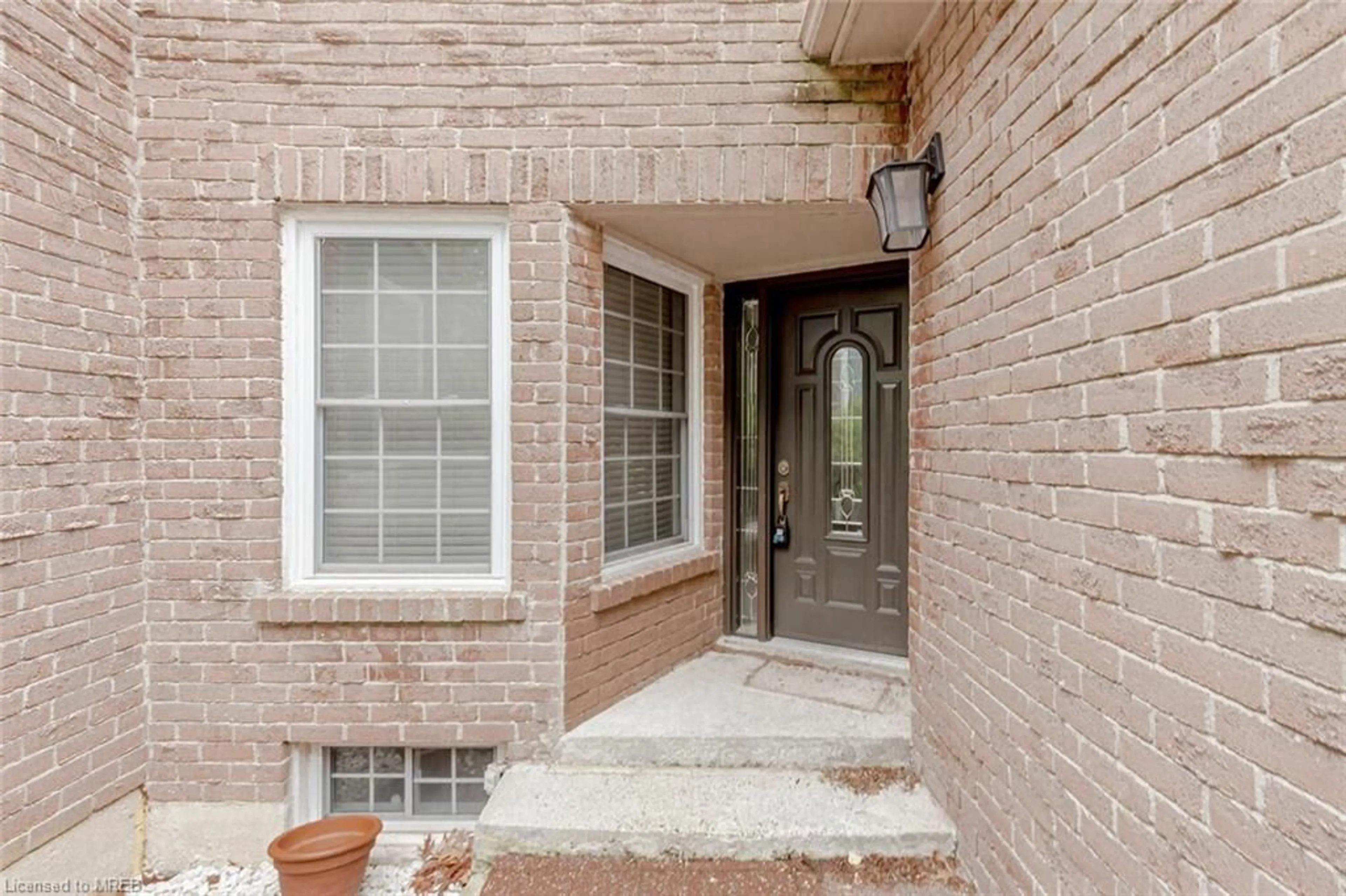 Indoor entryway for 1039 Runnymead Cres, Oakville Ontario L6M 1C5