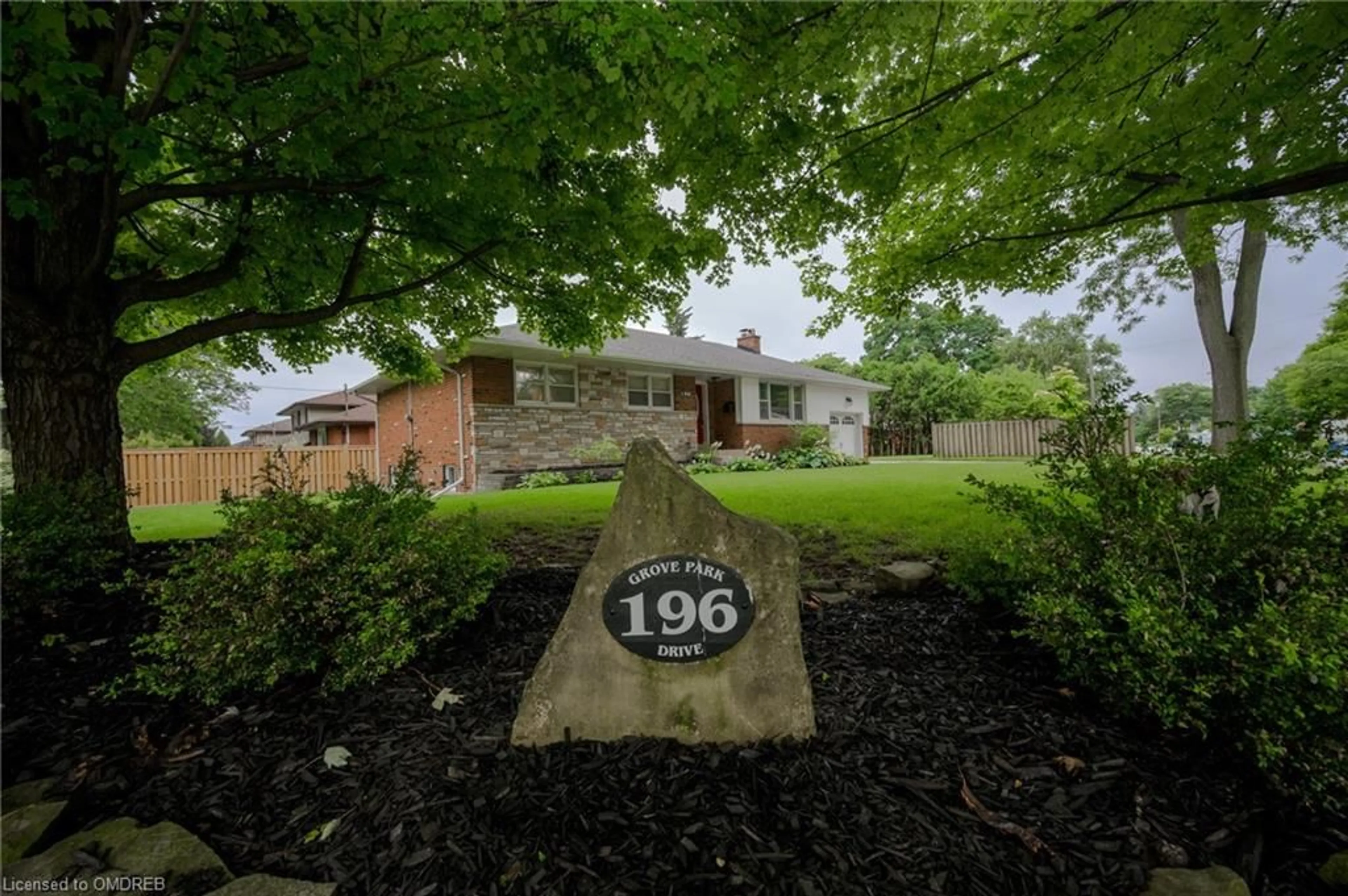 Outside view for 196 Grove Park Dr, Burlington Ontario L7T 2H3