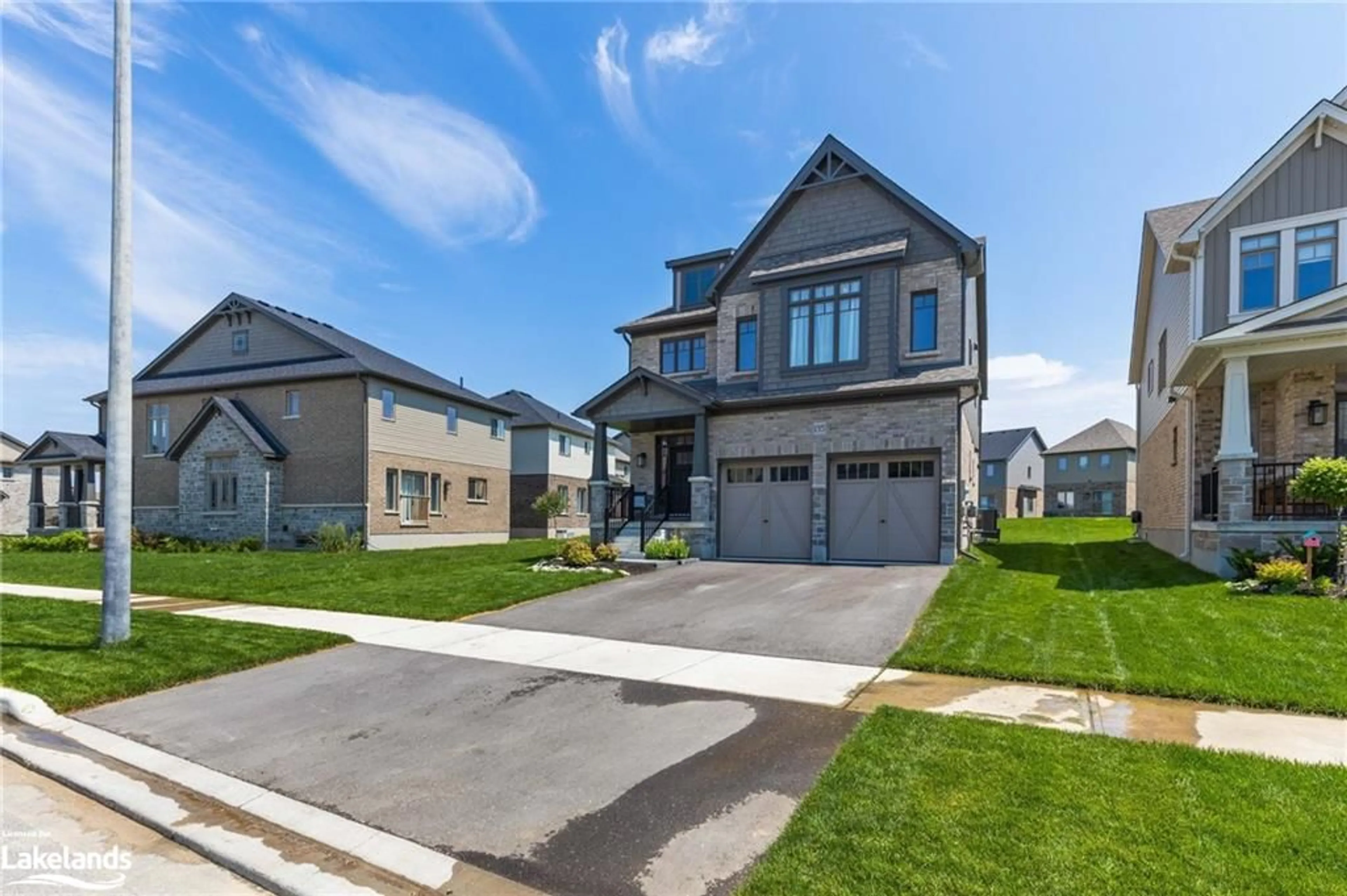 Frontside or backside of a home for 135 Plewes Dr, Collingwood Ontario L9Y 5M4