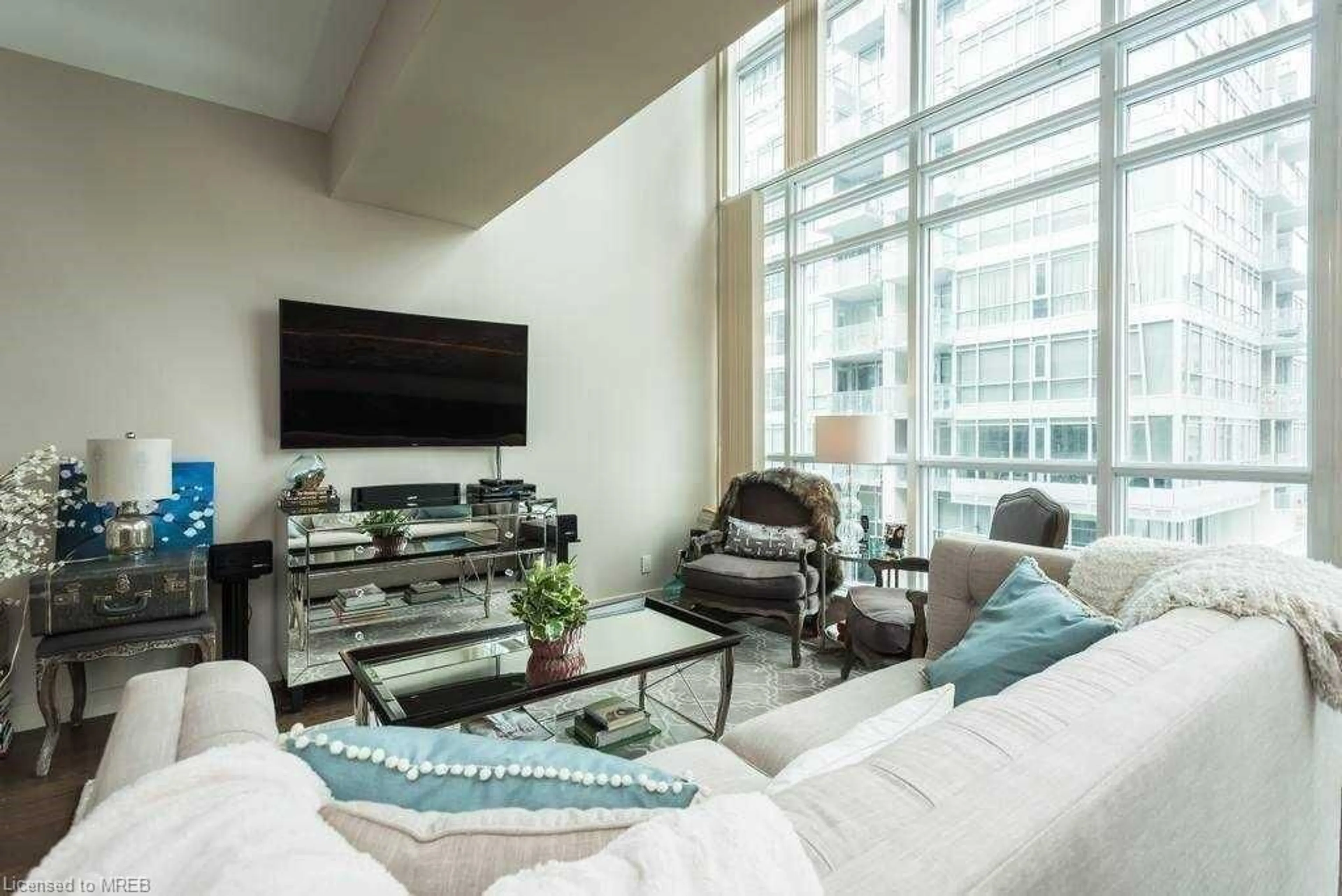 Living room for 21 Nelson St #LPH11, Toronto Ontario M5V 1T8