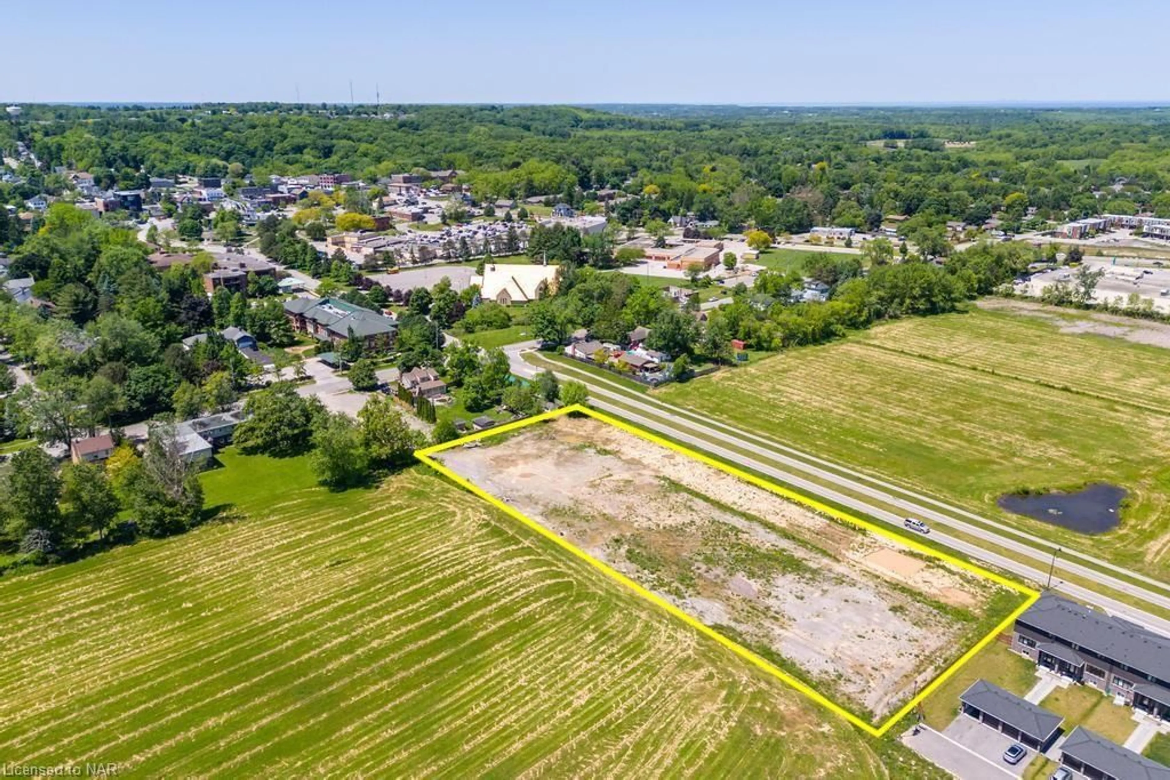 A pic from exterior of the house or condo, the street view for 1395 Station St, Fonthill Ontario L0S 1E3