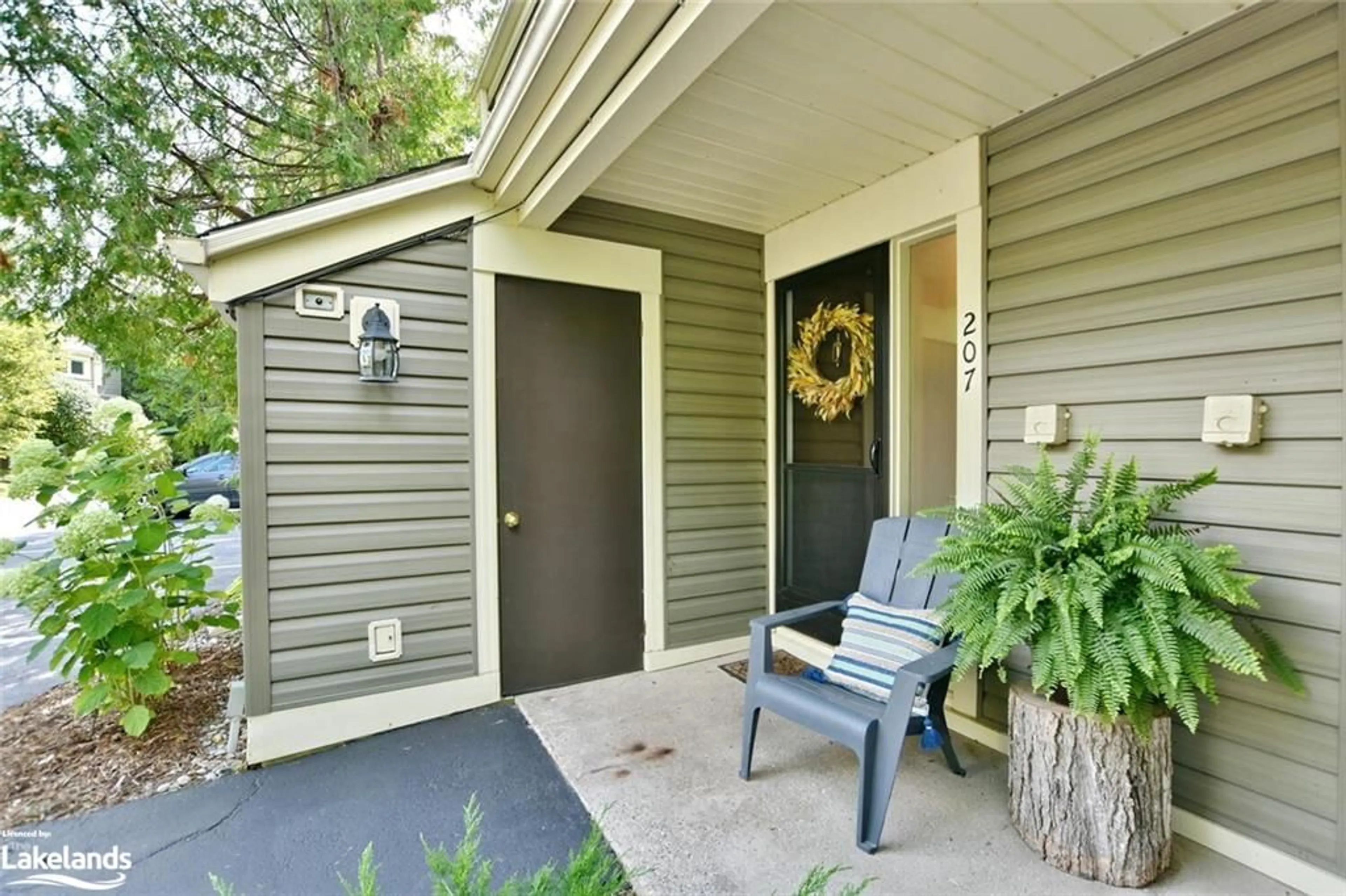 Indoor entryway for 207 Escarpment Cres, Collingwood Ontario L9Y 5B4