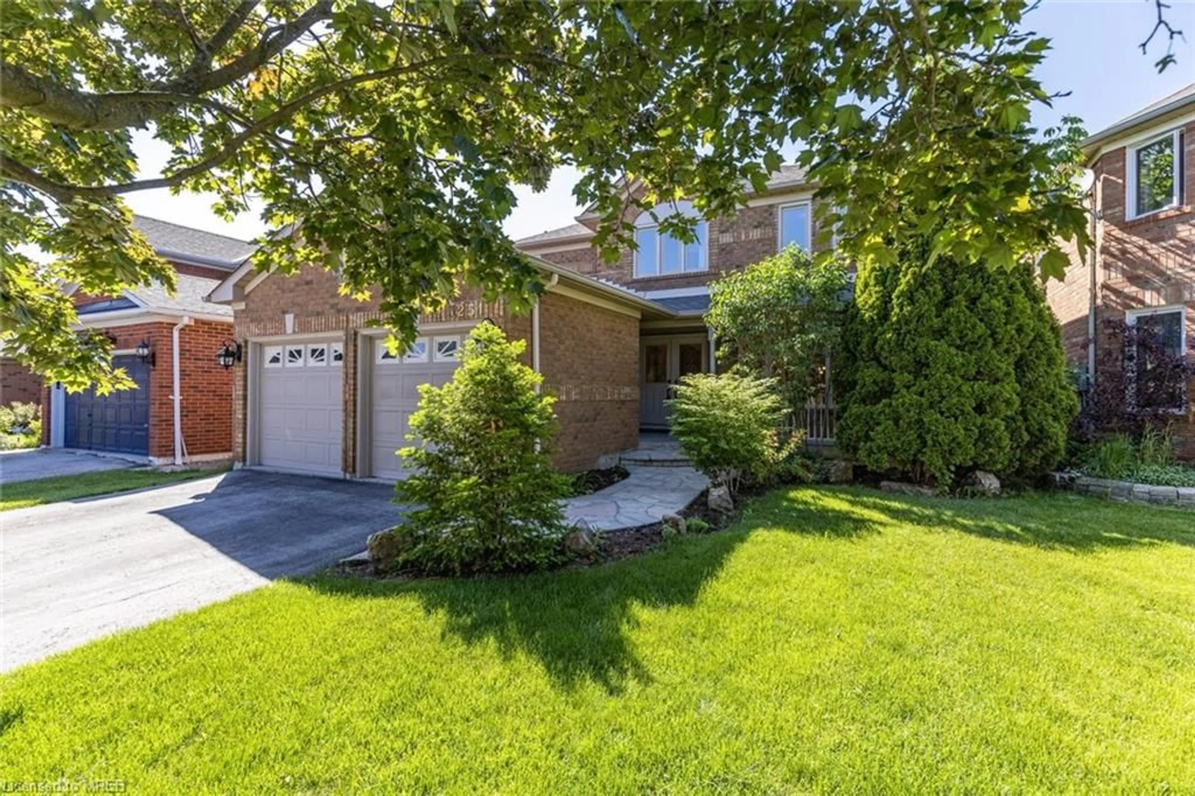 Frontside or backside of a home for 3251 Bloomfield Dr, Mississauga Ontario L5N 6X8