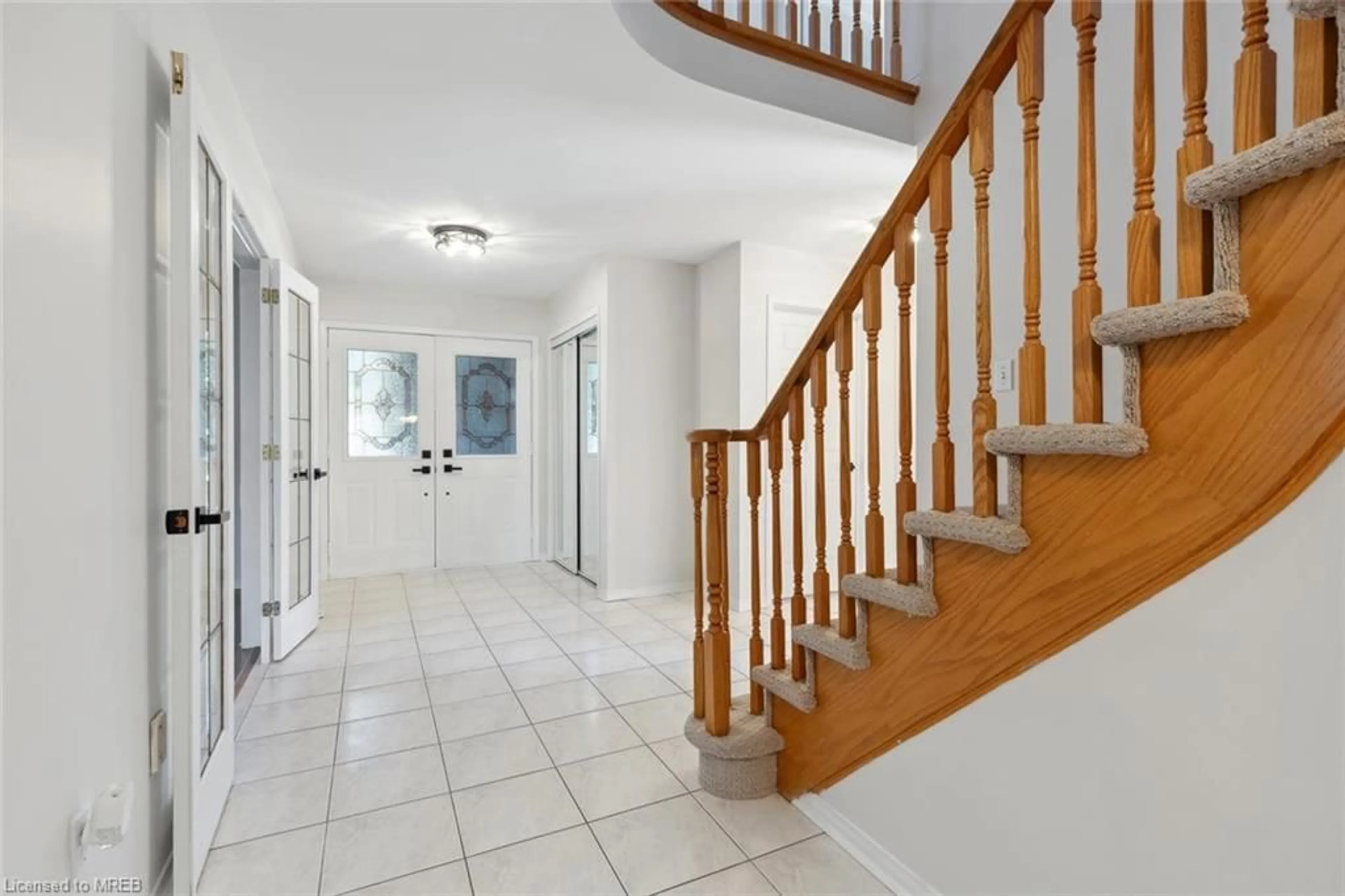 Indoor foyer for 3251 Bloomfield Dr, Mississauga Ontario L5N 6X8