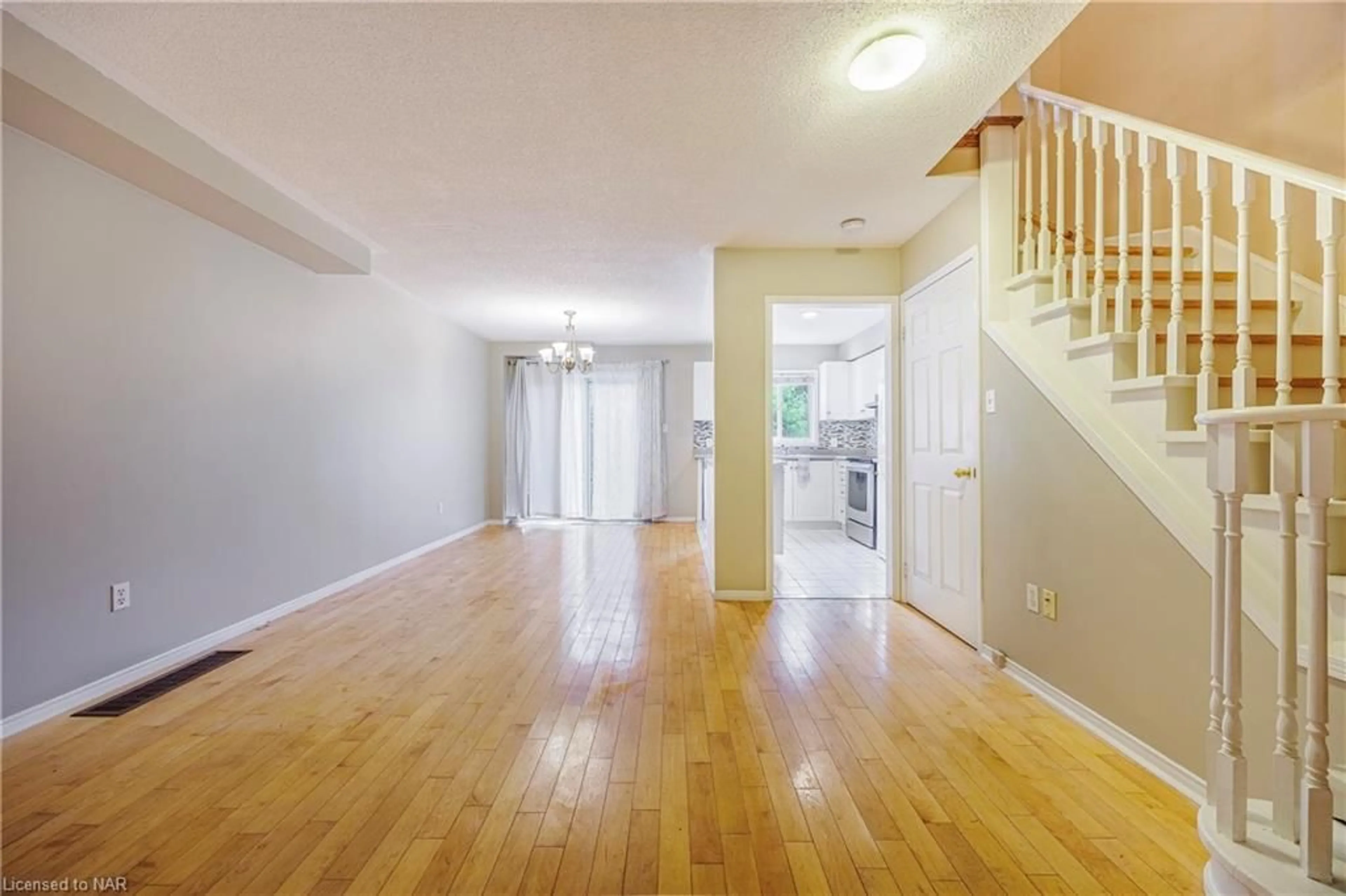 Indoor entryway for 150 Dorothy St, St. Catharines Ontario L2N 7R3