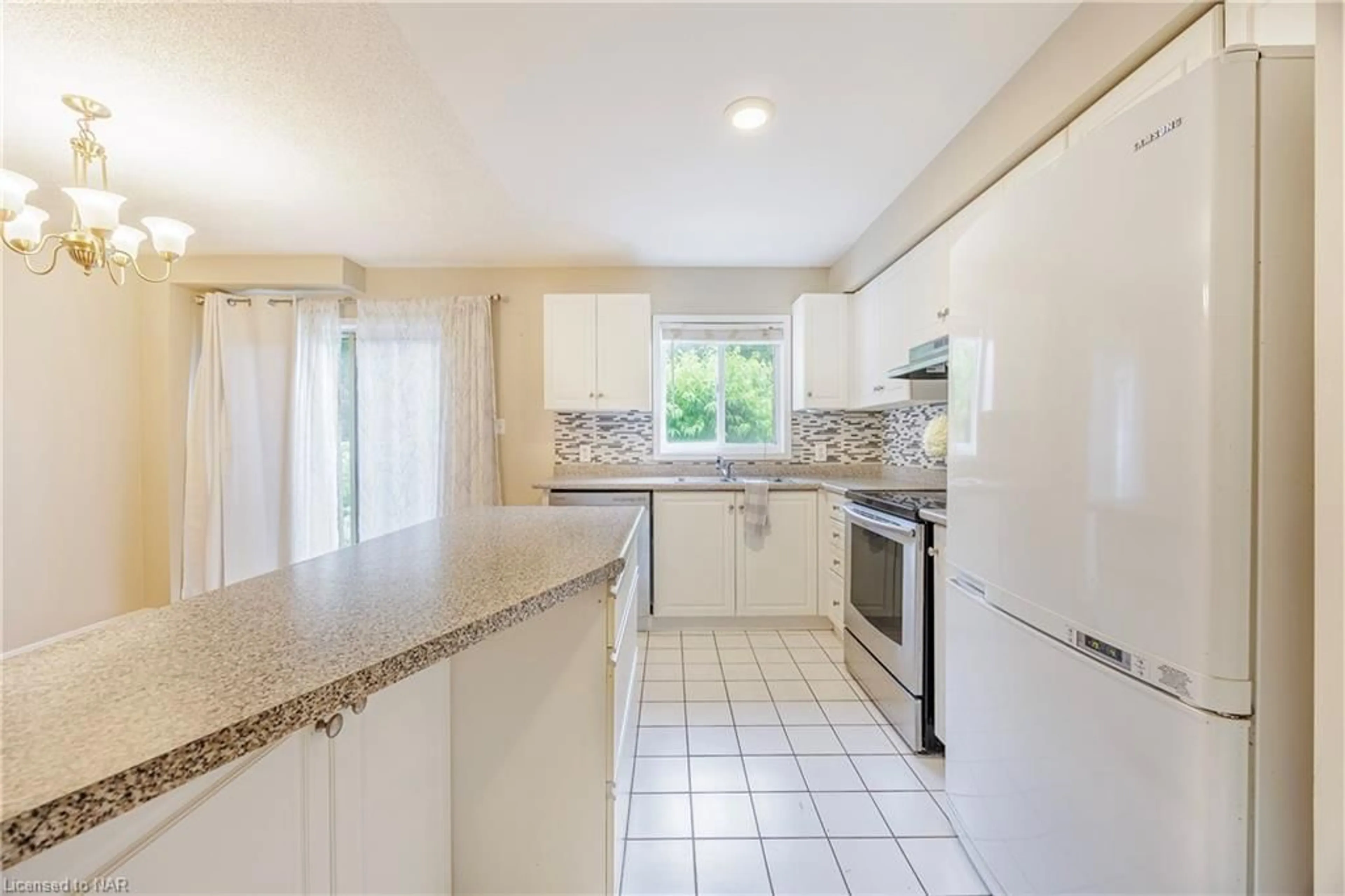 Standard kitchen, wood floors, cottage for 150 Dorothy St, St. Catharines Ontario L2N 7R3