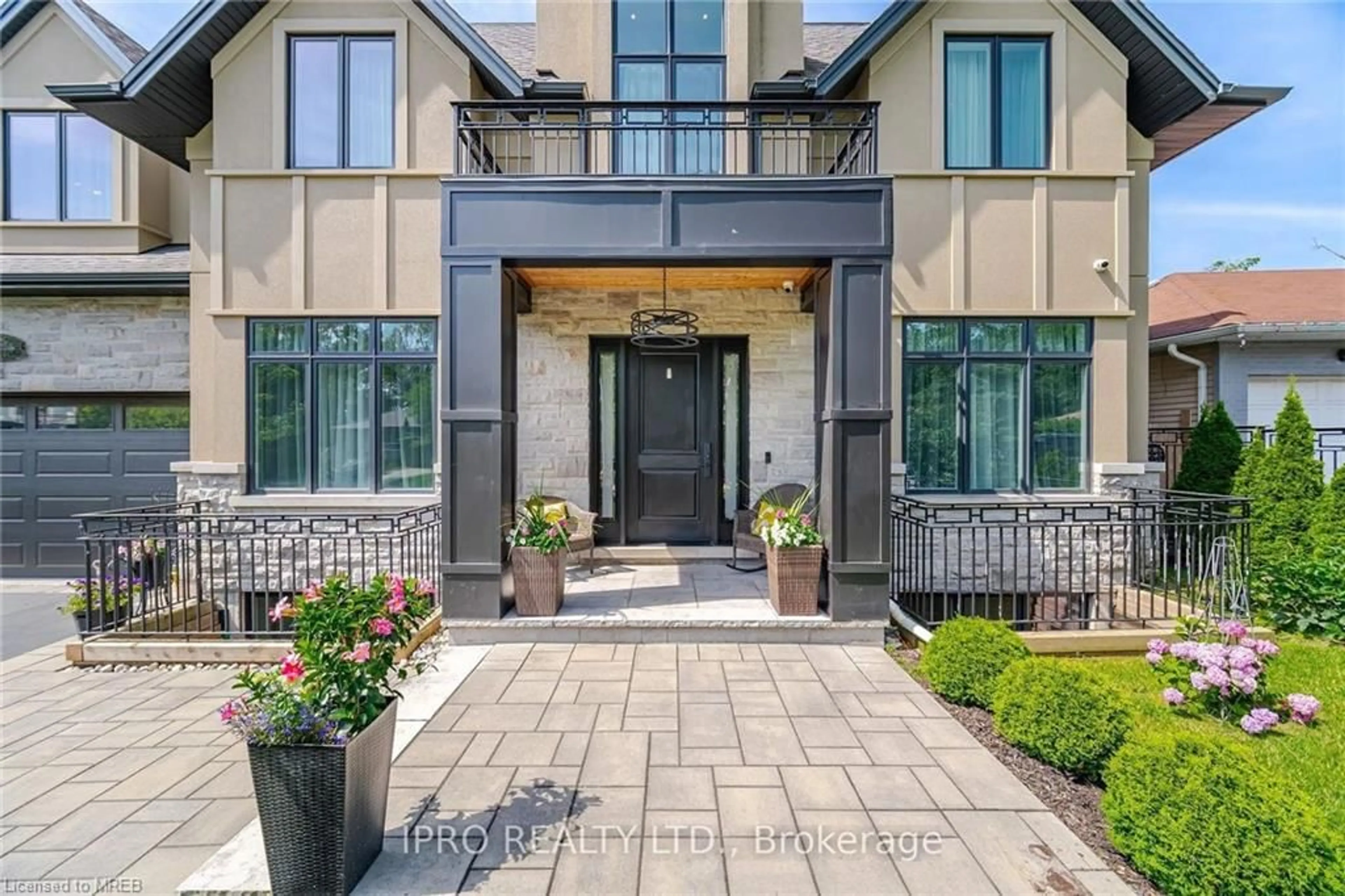 Indoor entryway for 574 Stephens Cres, Oakville Ontario L6K 1Y3