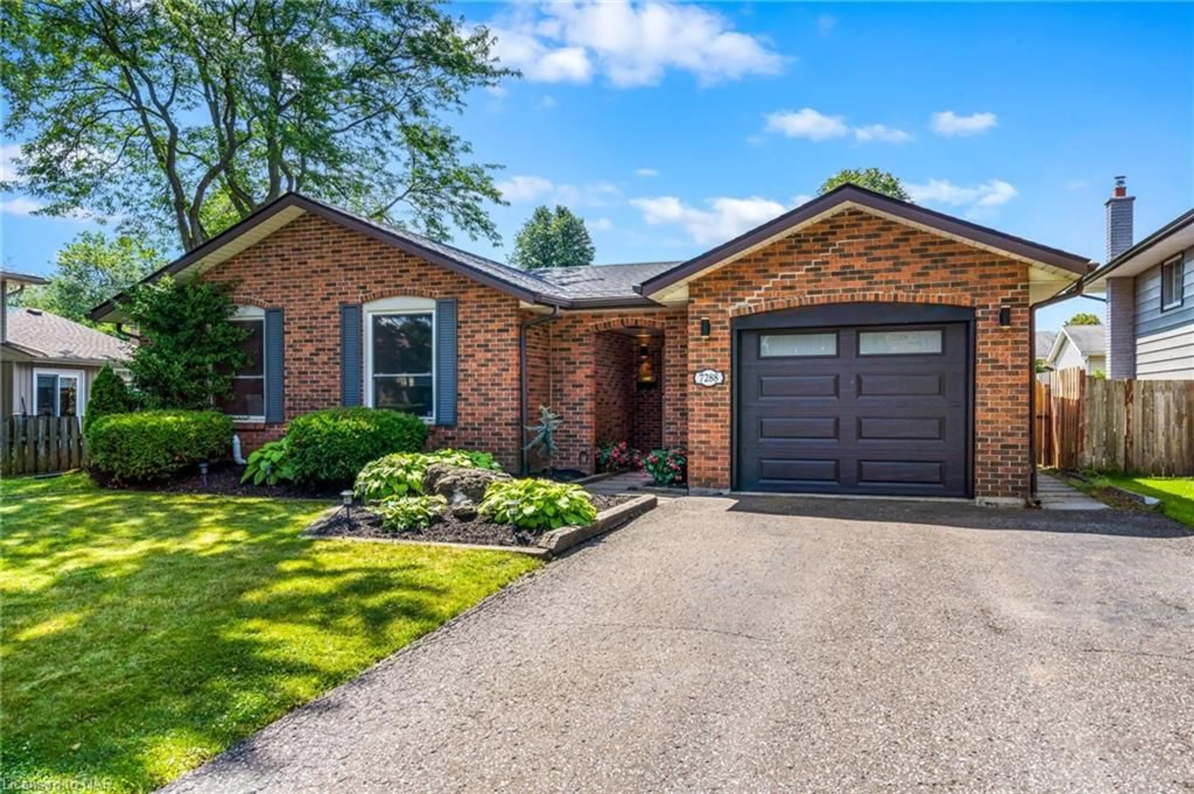 Home with brick exterior material for 7288 Mountjoy Crt, Niagara Falls Ontario L2J 3T2