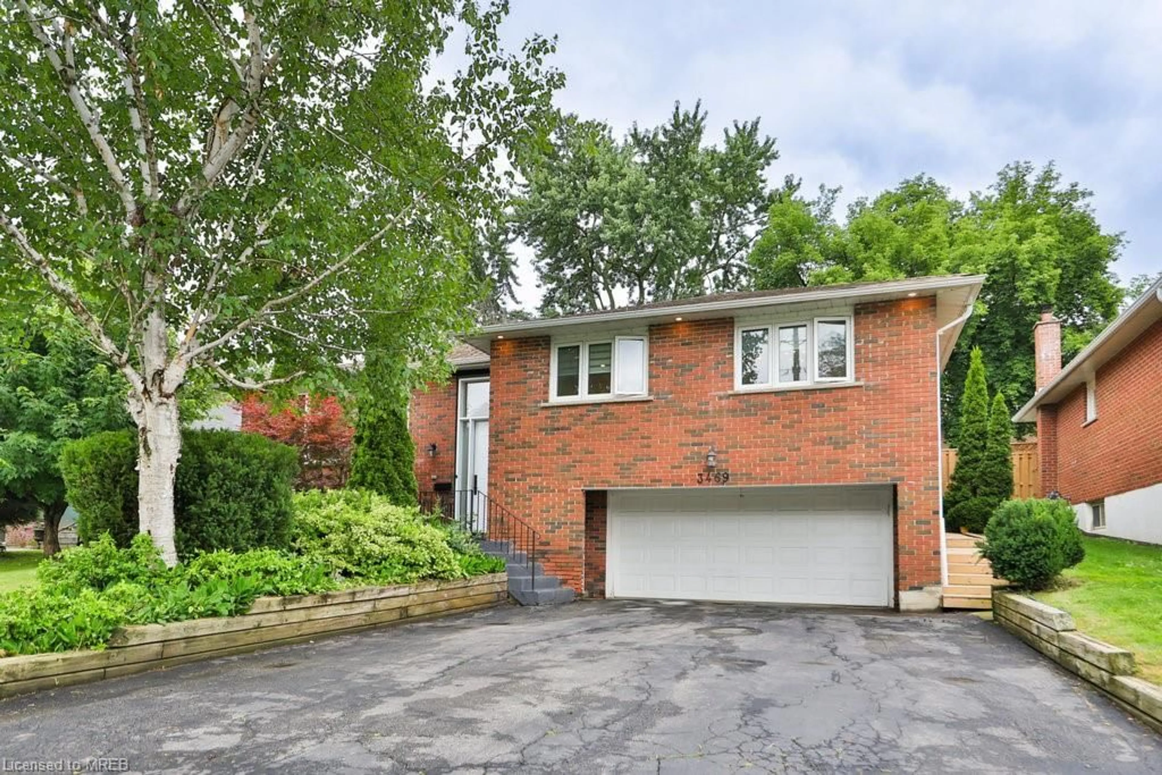 Home with brick exterior material for 3469 Credit Heights Dr, Mississauga Ontario L5C 2M2