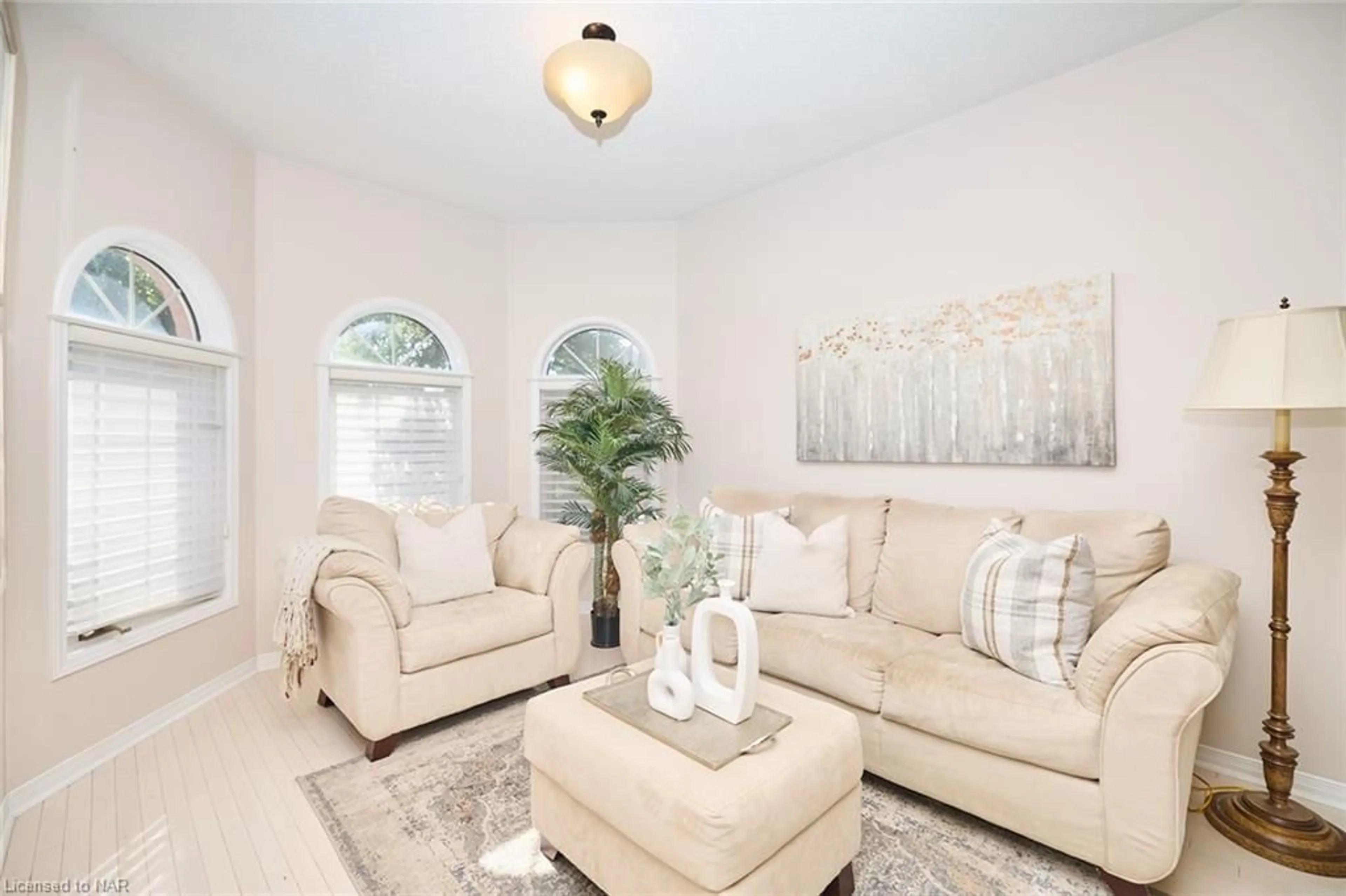 Living room for 39 Westland St, St. Catharines Ontario L2S 3W7