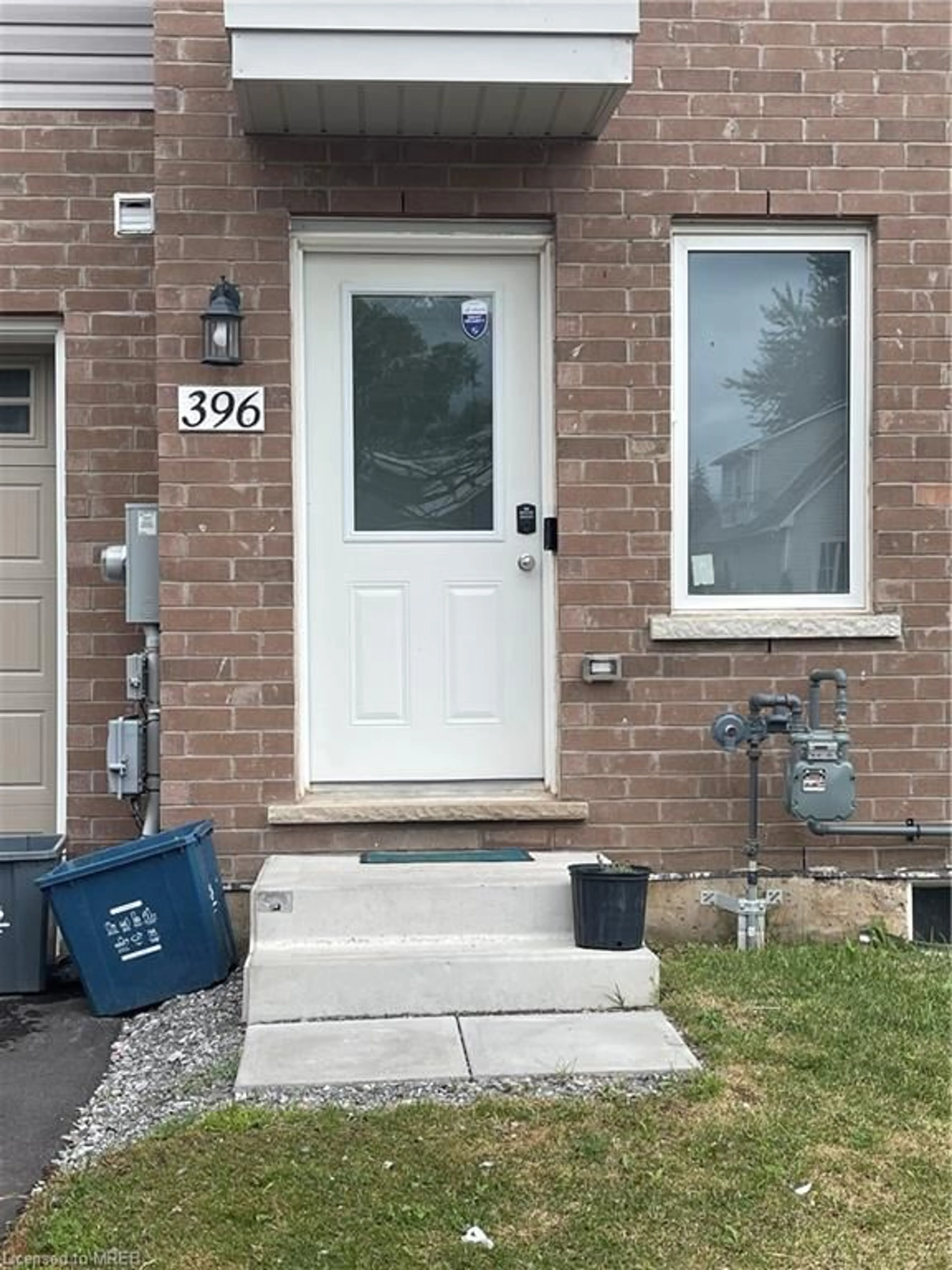 Indoor entryway for 396 Alberta St, Welland Ontario L3B 2W3