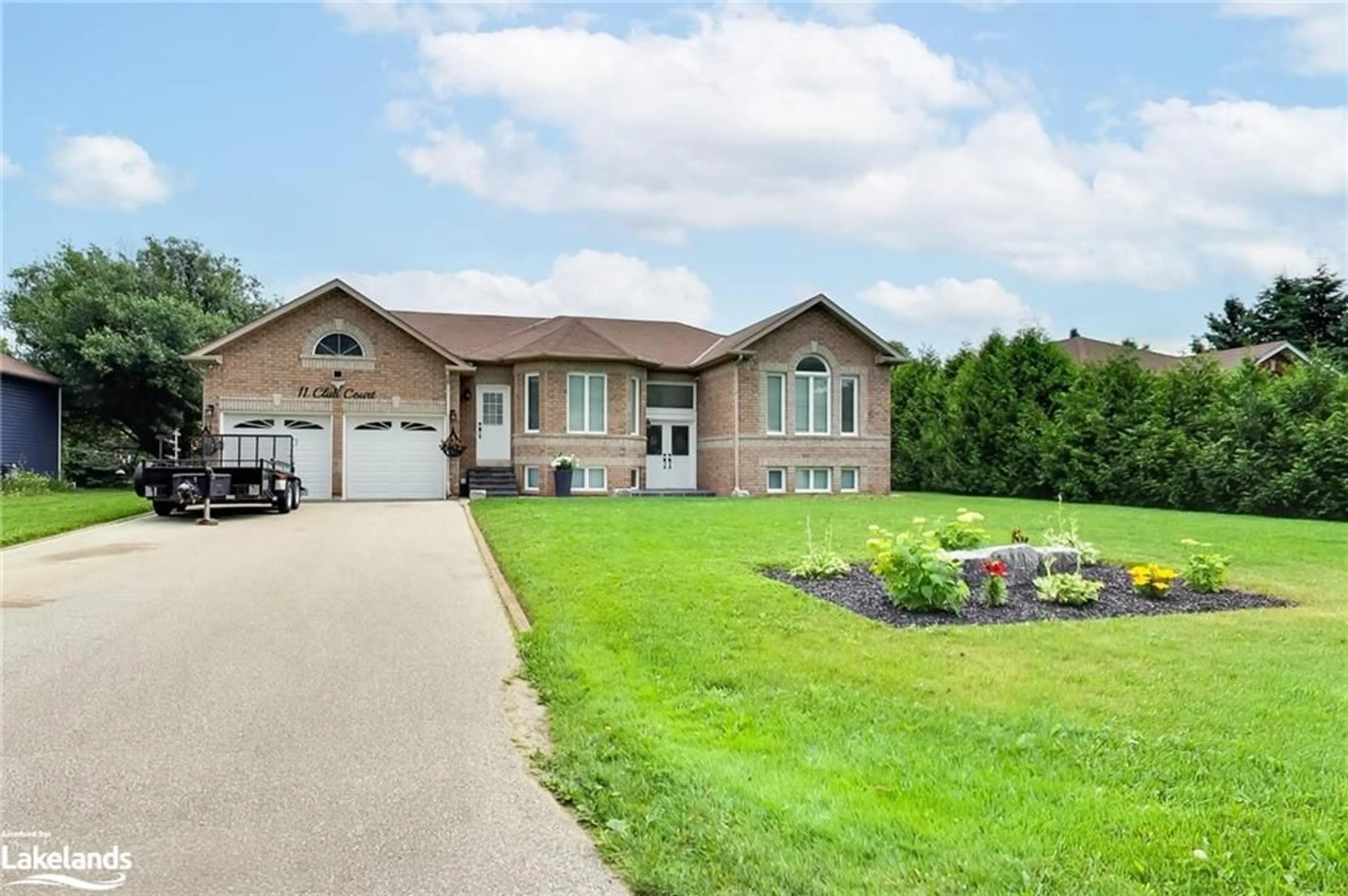 Frontside or backside of a home for 11 Club Crt, Wasaga Beach Ontario L9Z 1J8