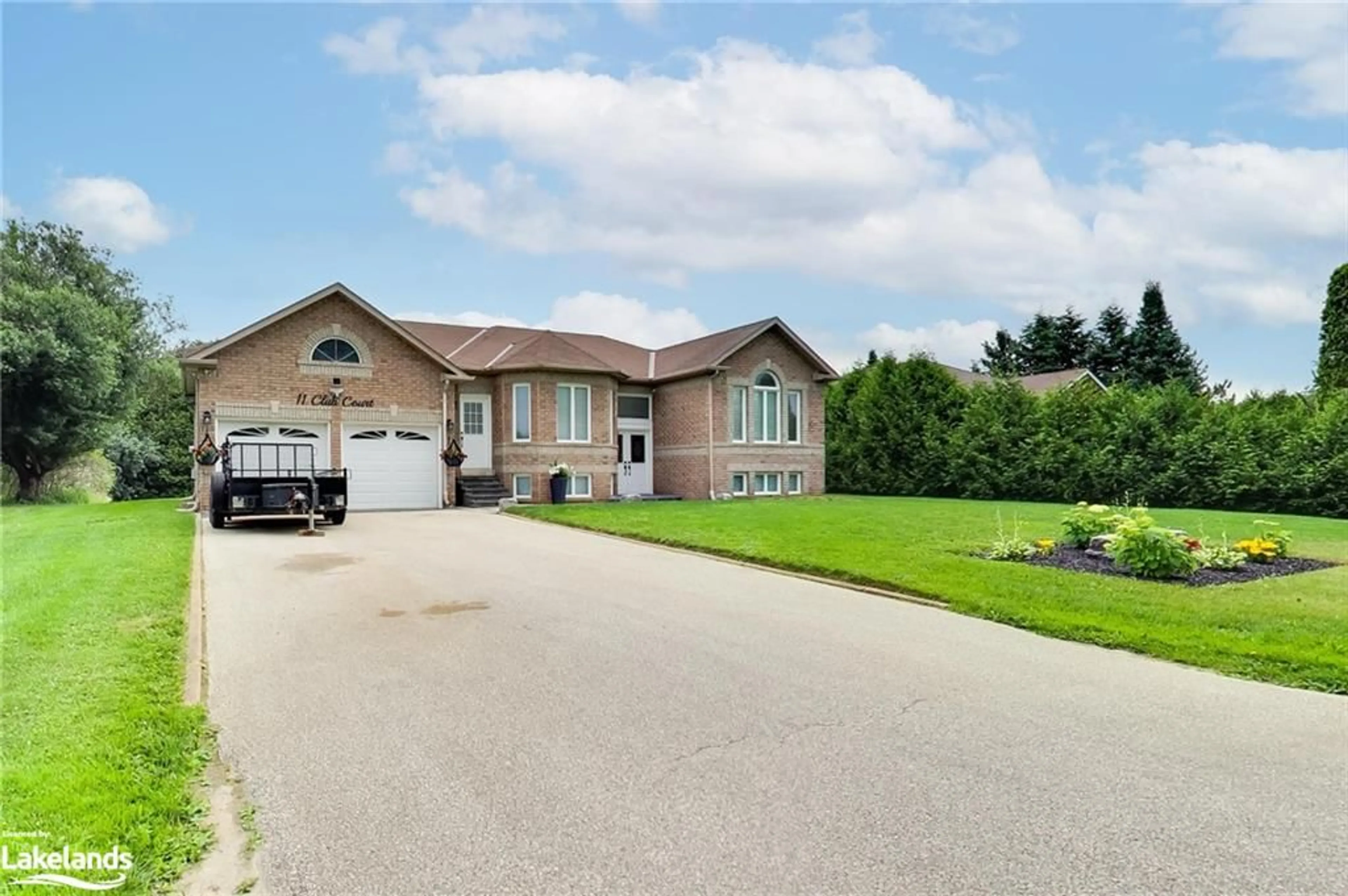 Frontside or backside of a home for 11 Club Crt, Wasaga Beach Ontario L9Z 1J8