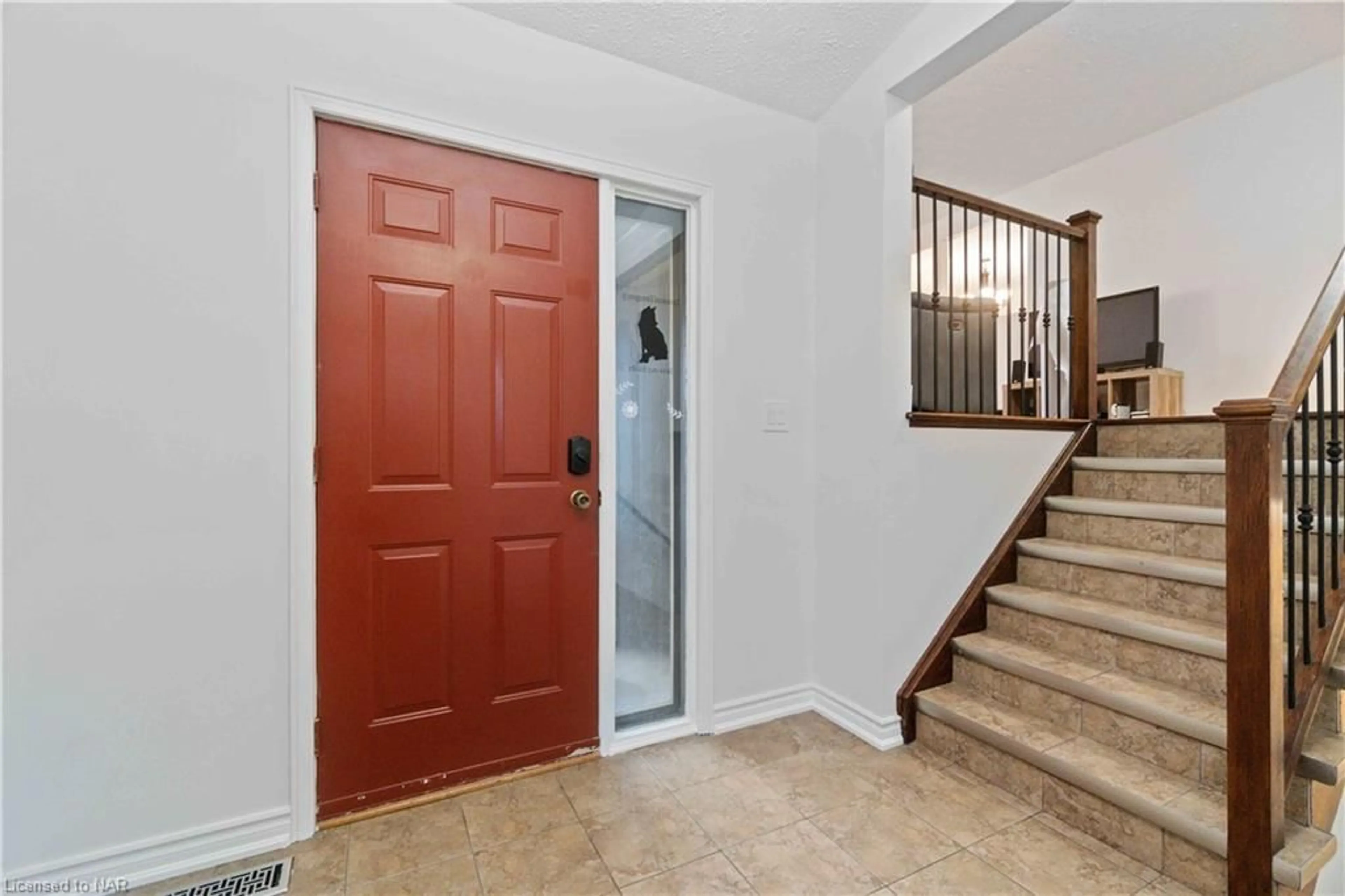 Indoor entryway for 6896 Cumberland Crt, Niagara Falls Ontario L2H 2R7