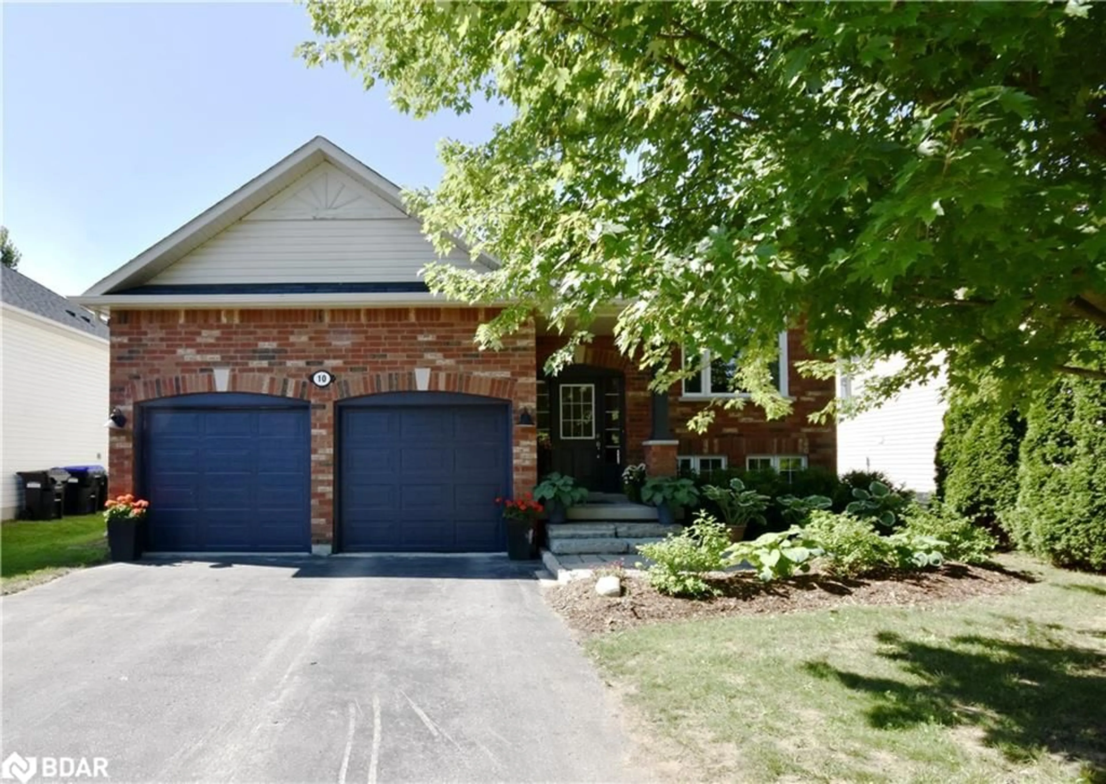 Home with brick exterior material for 10 Princess Point Dr, Wasaga Beach Ontario L9Z 3C3