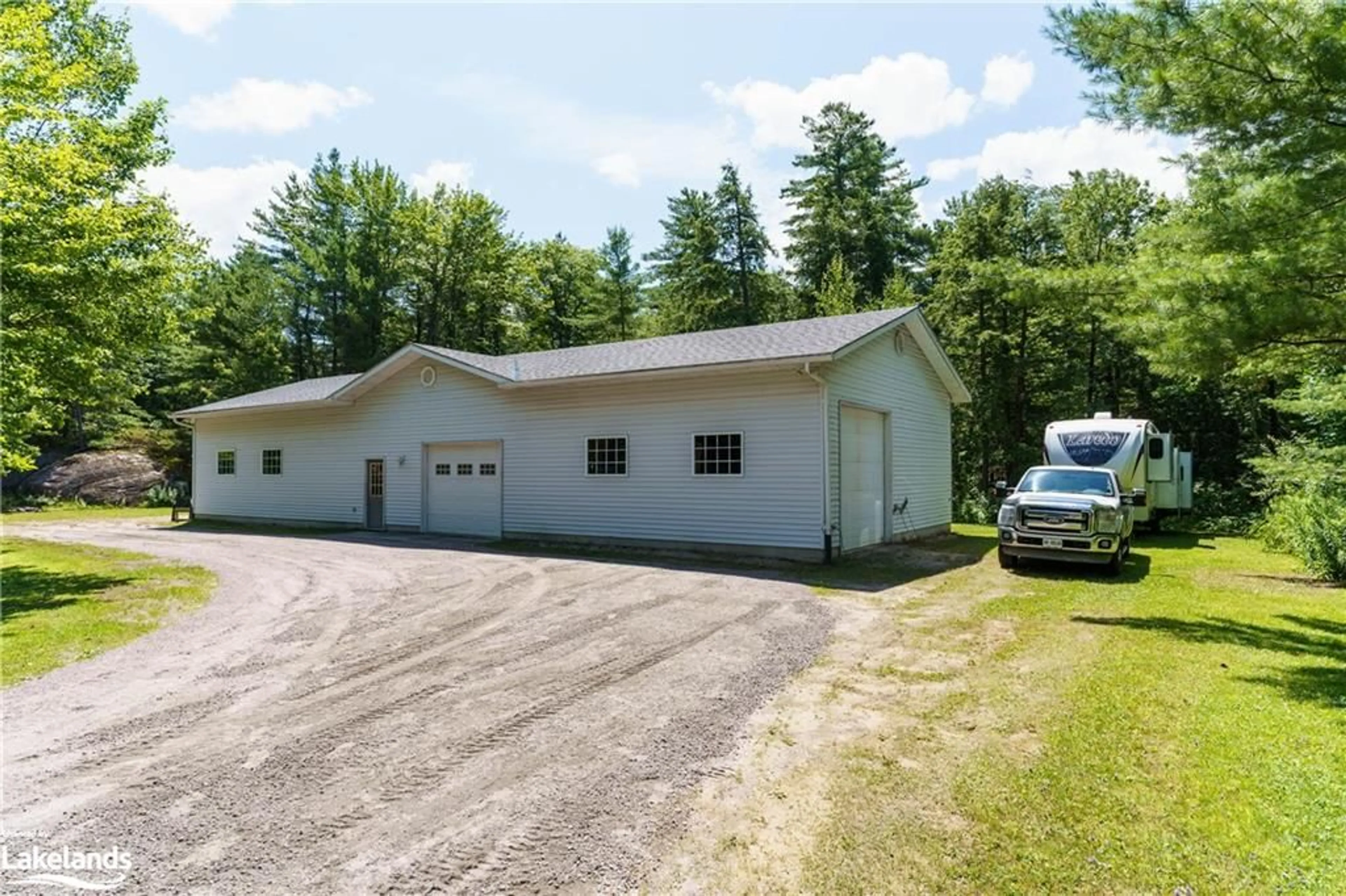 Indoor garage for 1020 Amelia Cres, Kilworthy Ontario P0E 1G0