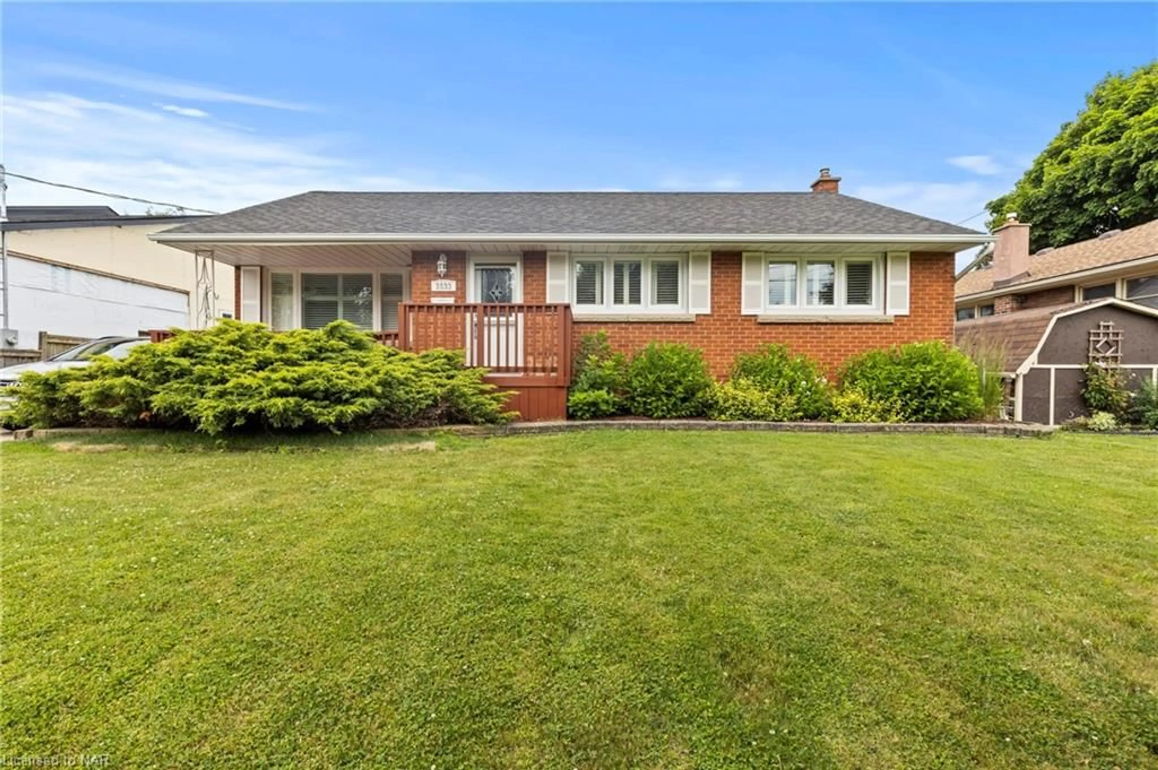 Frontside or backside of a home for 3533 Gainsborough Ave, Niagara Falls Ontario L2J 2T9