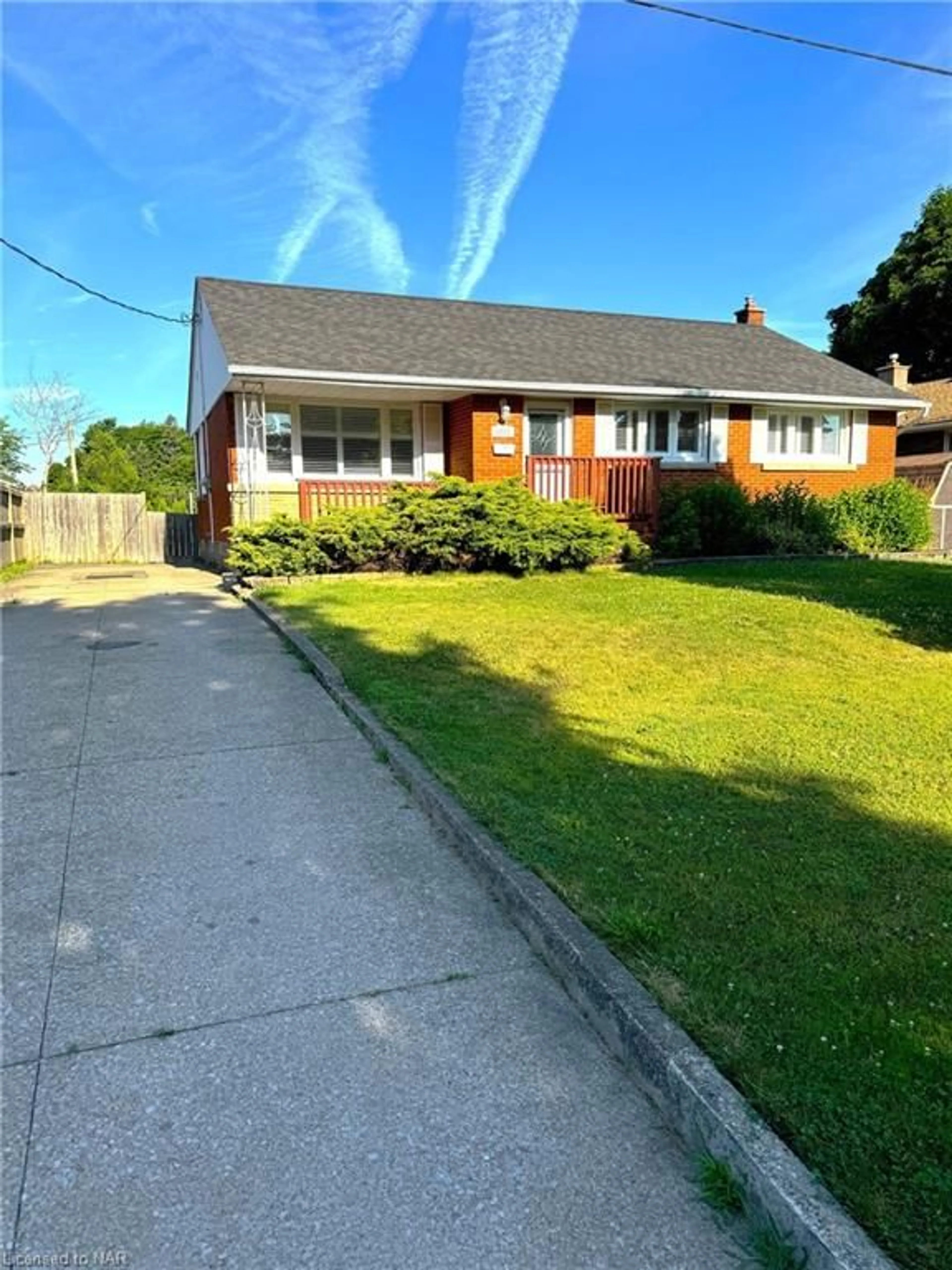 Frontside or backside of a home for 3533 Gainsborough Ave, Niagara Falls Ontario L2J 2T9