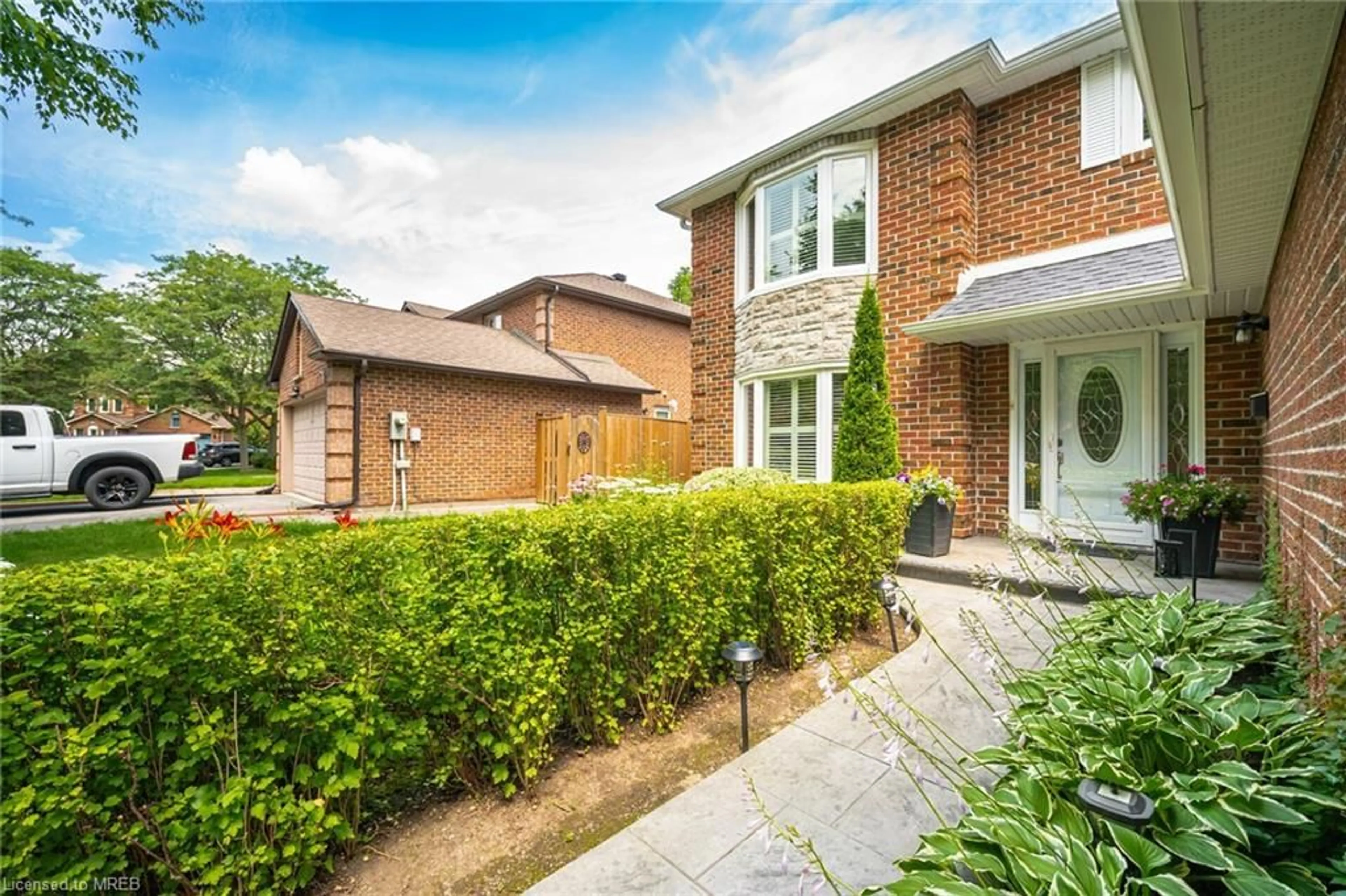 Home with brick exterior material for 22 Archer Crt, Brampton Ontario L6Z 3J3