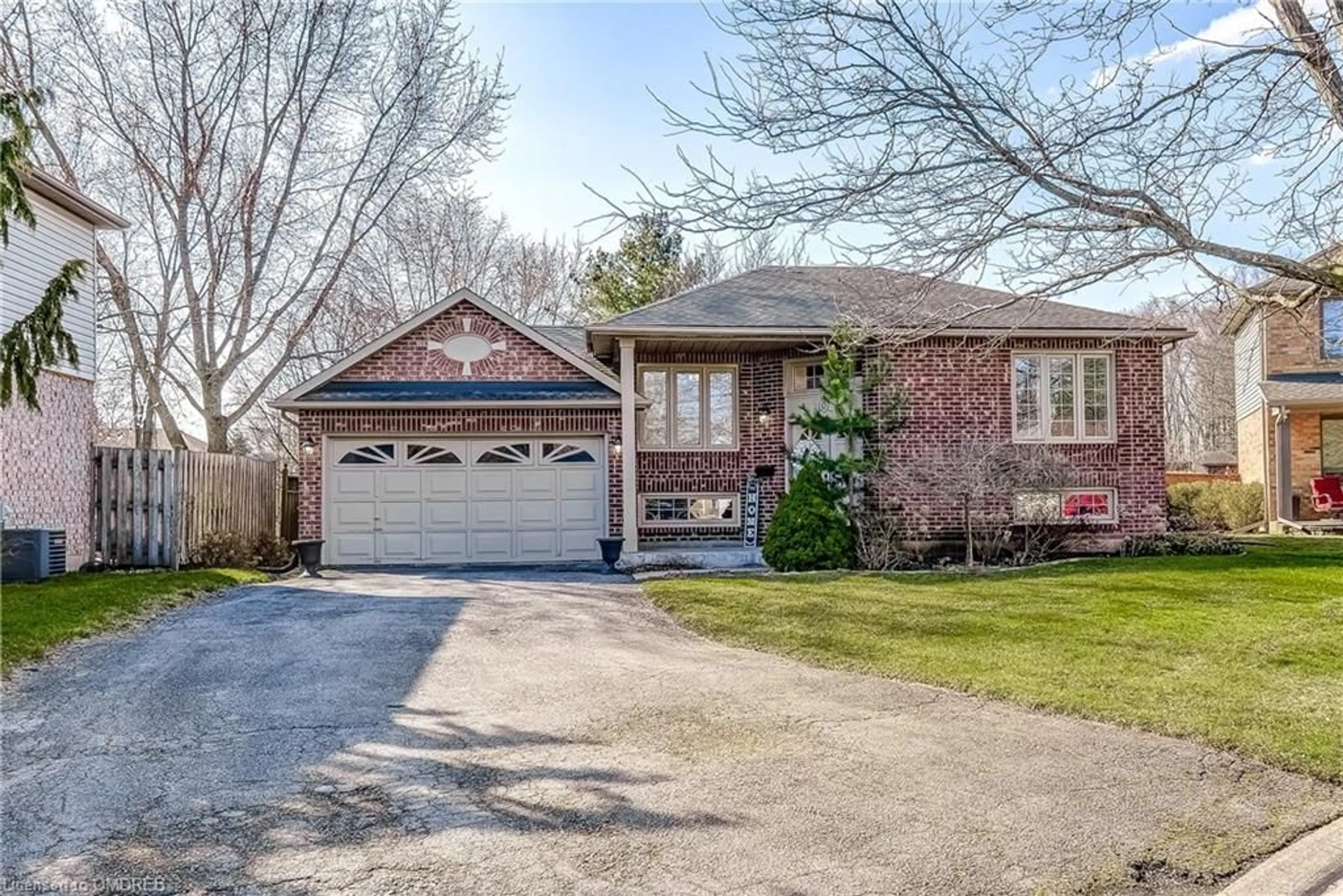 Frontside or backside of a home for 107 Madison Crt, Welland Ontario L3G 7G1