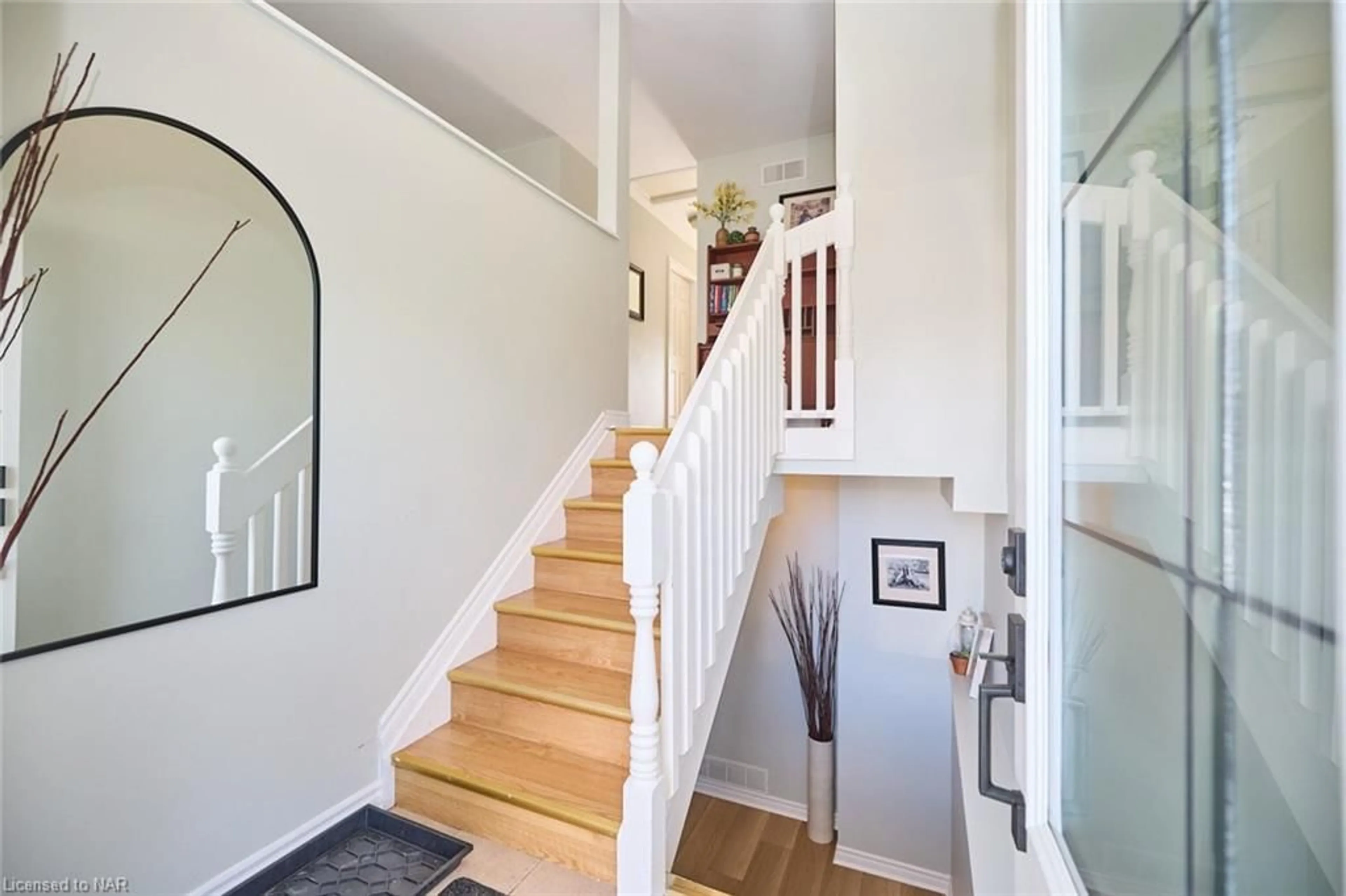 Indoor foyer for 247 Humboldt Pky, Port Colborne Ontario L3K 2H7