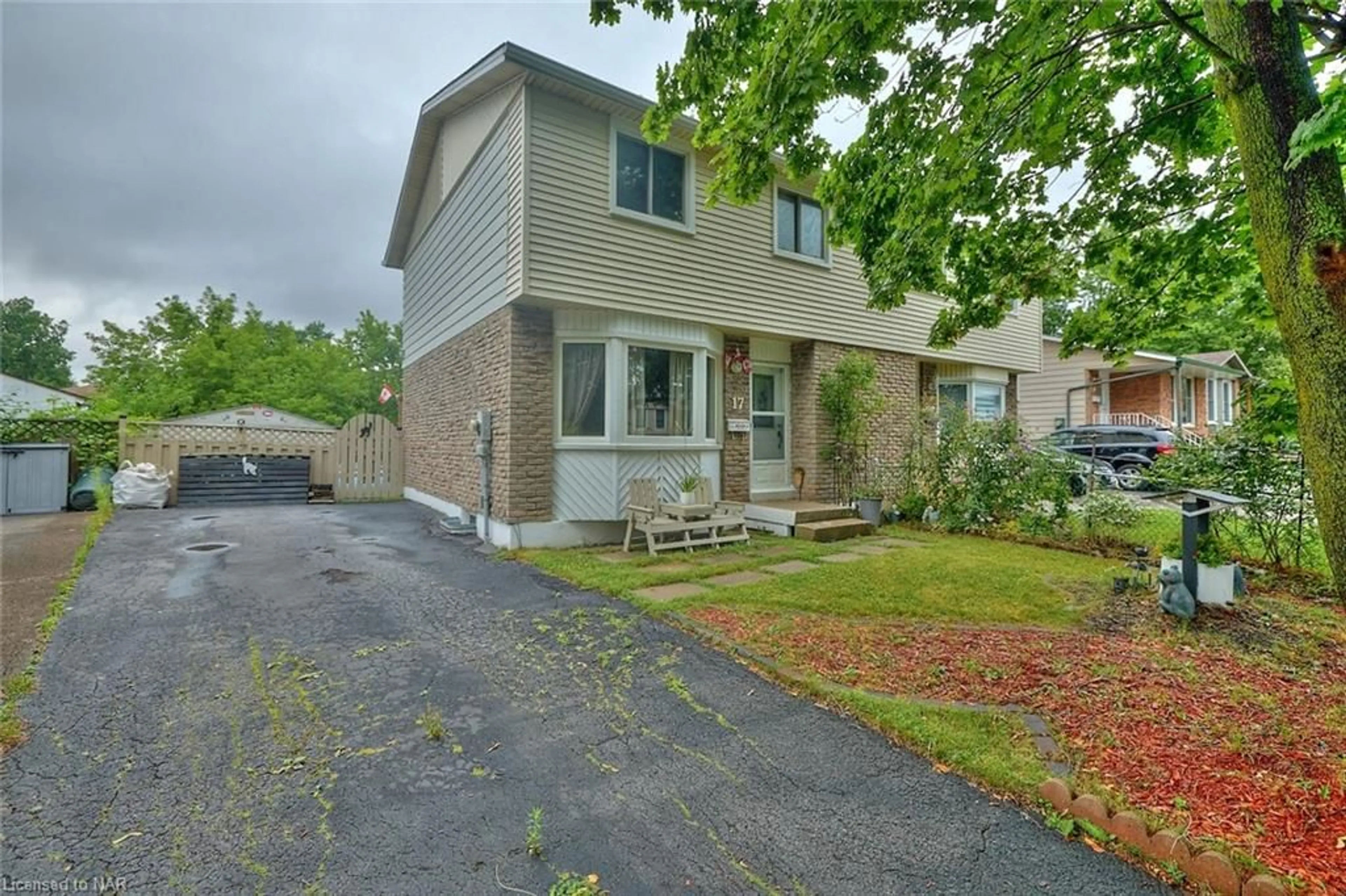 A pic from exterior of the house or condo for 17 Exeter Dr, St. Catharines Ontario L2P 3M9
