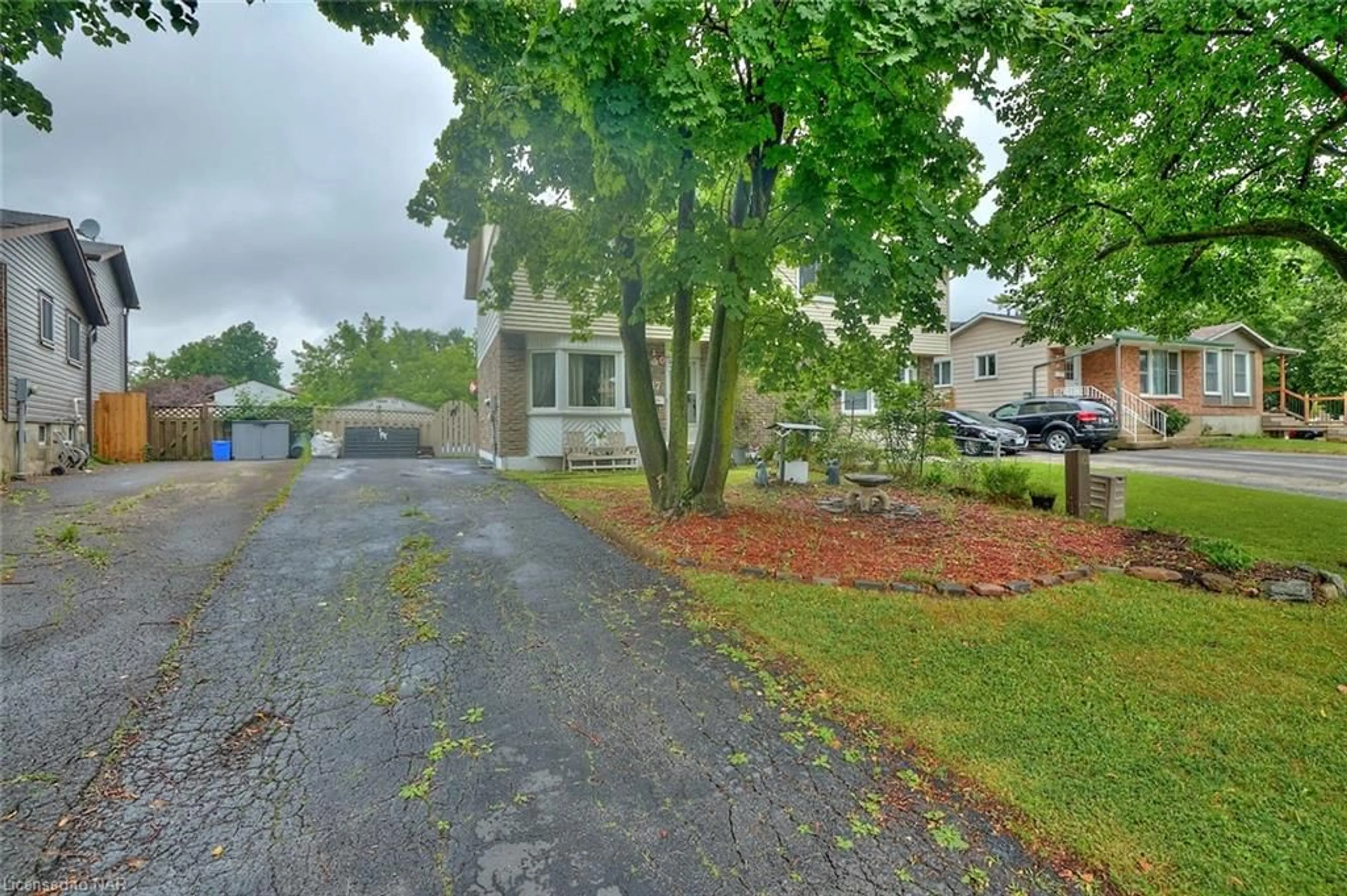 Street view for 17 Exeter Dr, St. Catharines Ontario L2P 3M9