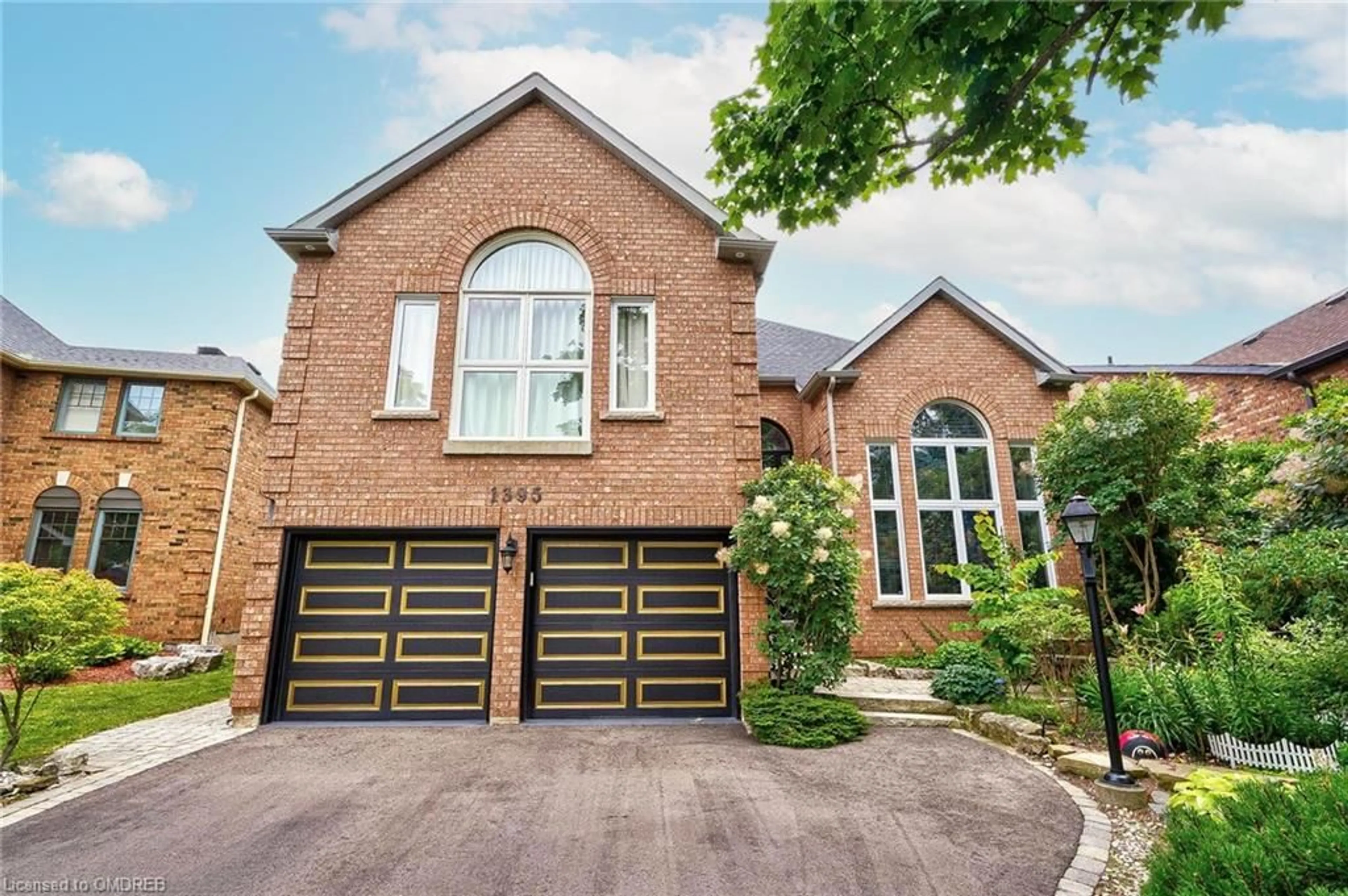 Home with brick exterior material for 1395 Silversmith Dr, Oakville Ontario L6M 2X4
