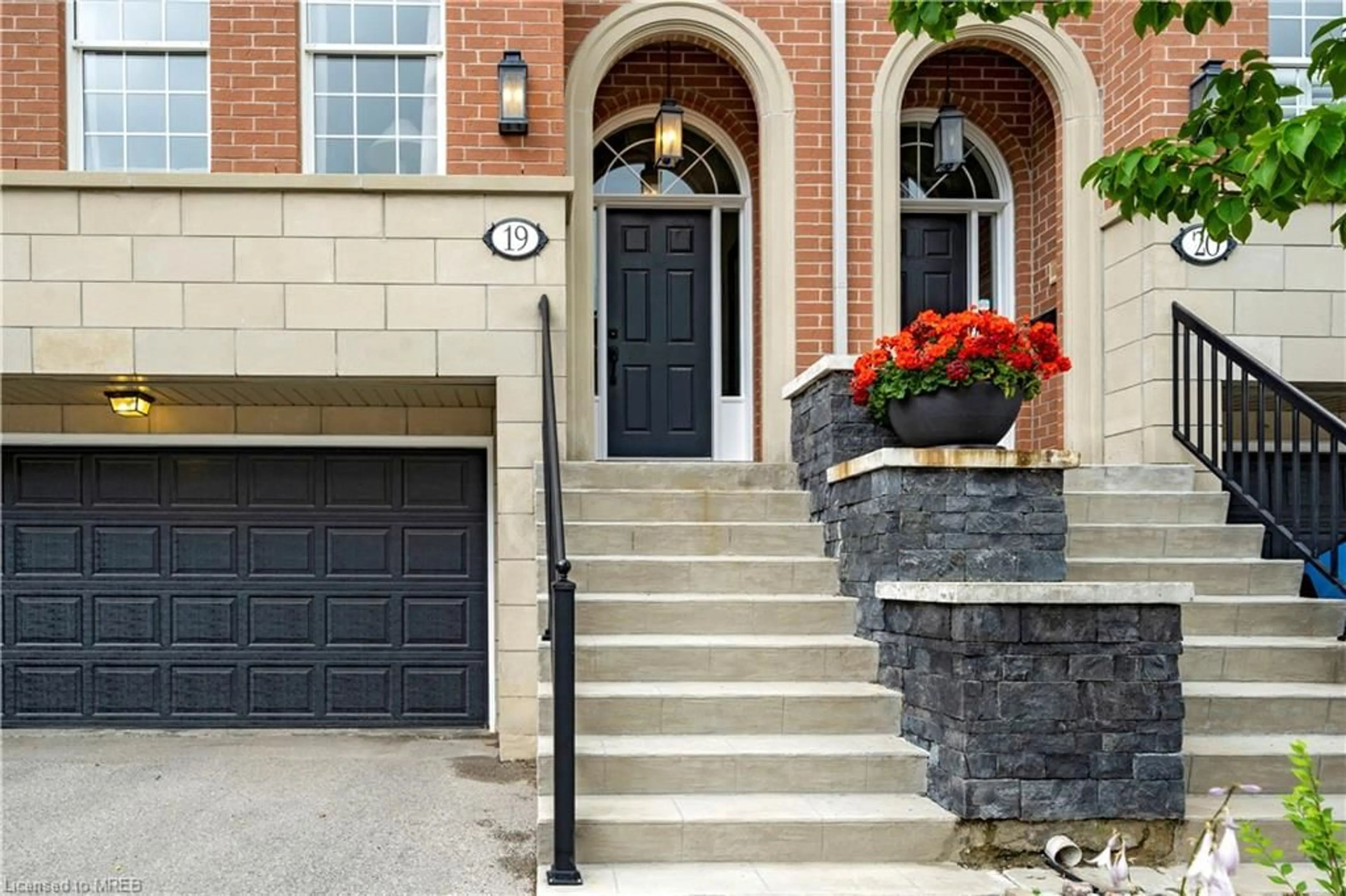 Home with brick exterior material for 8038 Yonge St #19, Thornhill Ontario L4J 1W3